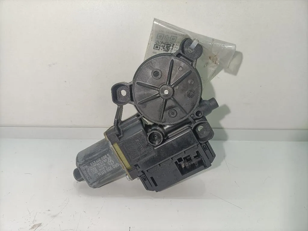 MOTORINO ALZAVETRO POSTERIORE SINISTRO con codice 6R0959811N da VOLKSWAGEN Polo 5Â° Serie 1422 diesel (2014)