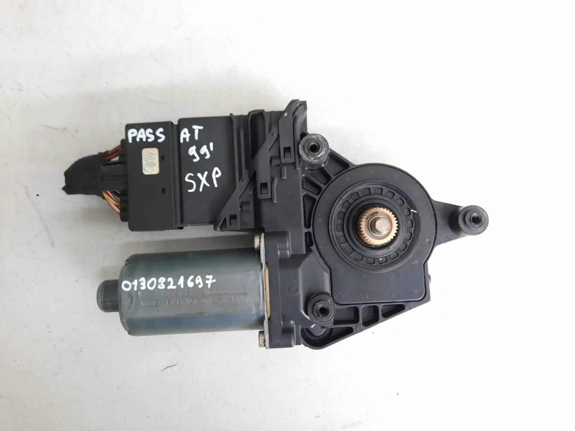 Motorino alzavetro posteriore sinistro VW Passat 1.9 TDI del 1999 CODICE RICAMBIO : 0130821697