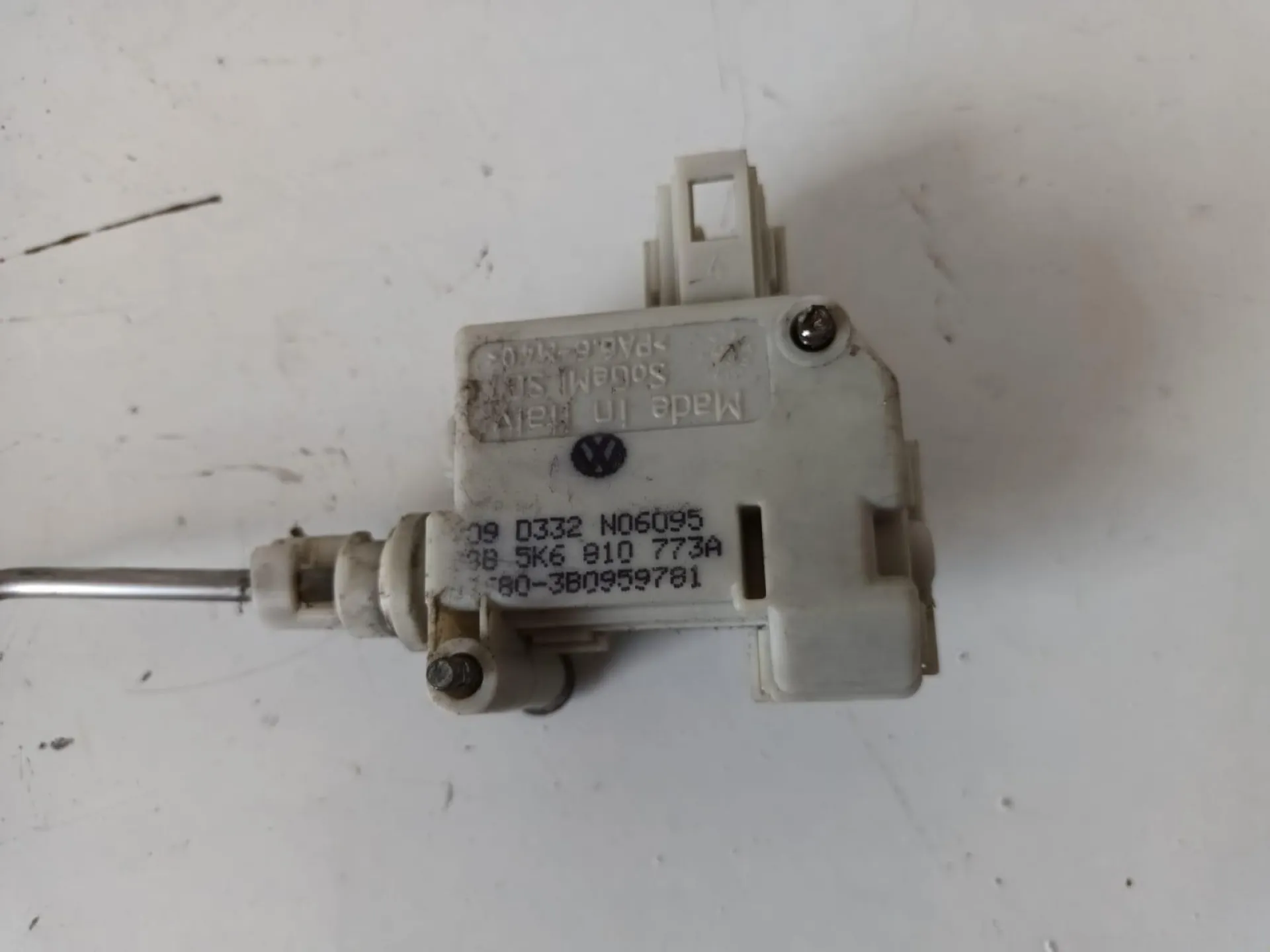 MOTORINO CHIUSURA PORTELLONE POSTERIORE con codice 3B0959781 da VOLKSWAGEN Golf 6 Berlina (08>12) 1600 Diesel con codice motore CAY (2011)