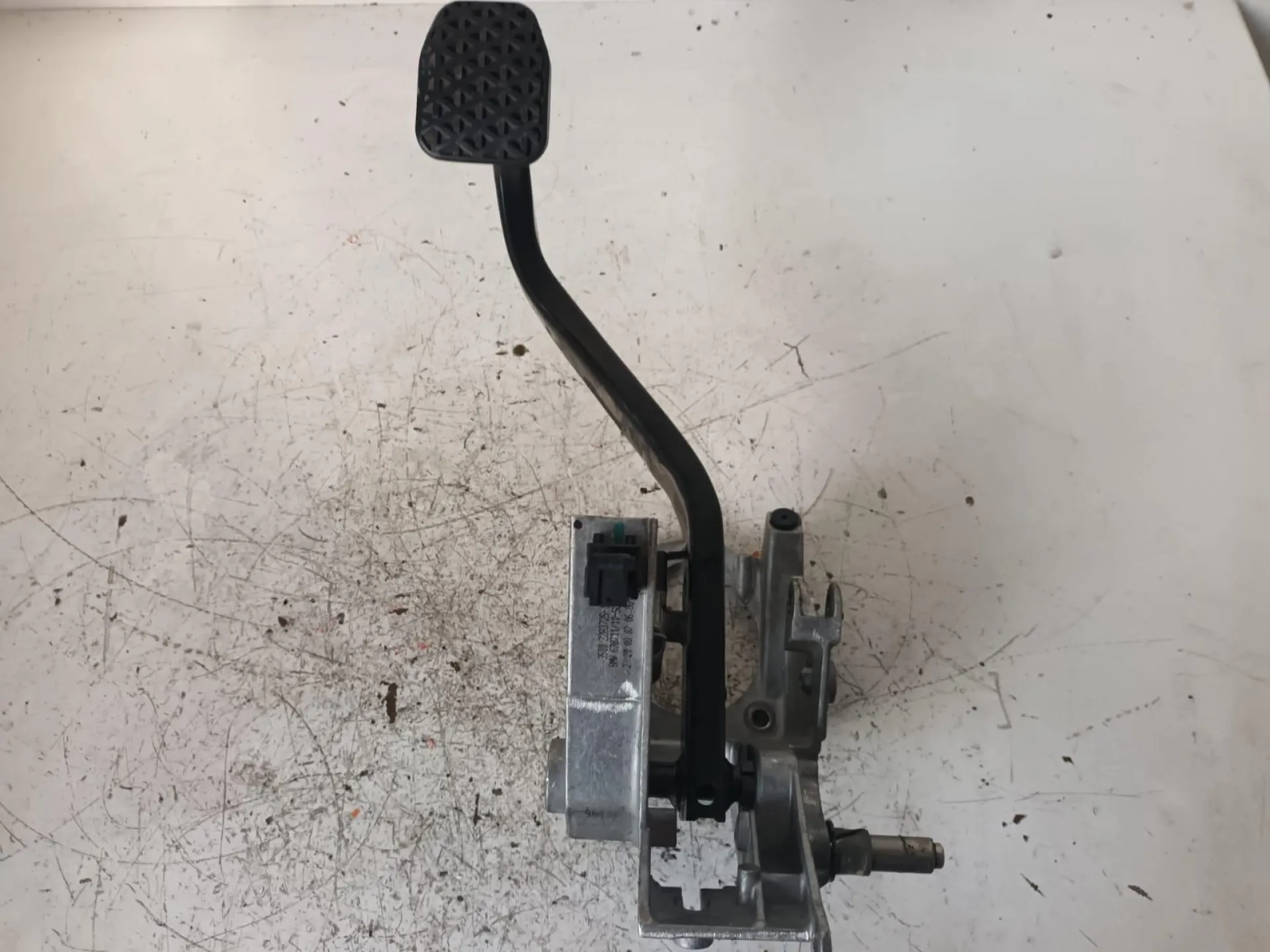 PEDALE FRIZIONE con codice 423.224-03 da BMW Serie 1 Serie (E87) (07>) 2000 Diesel (2009)