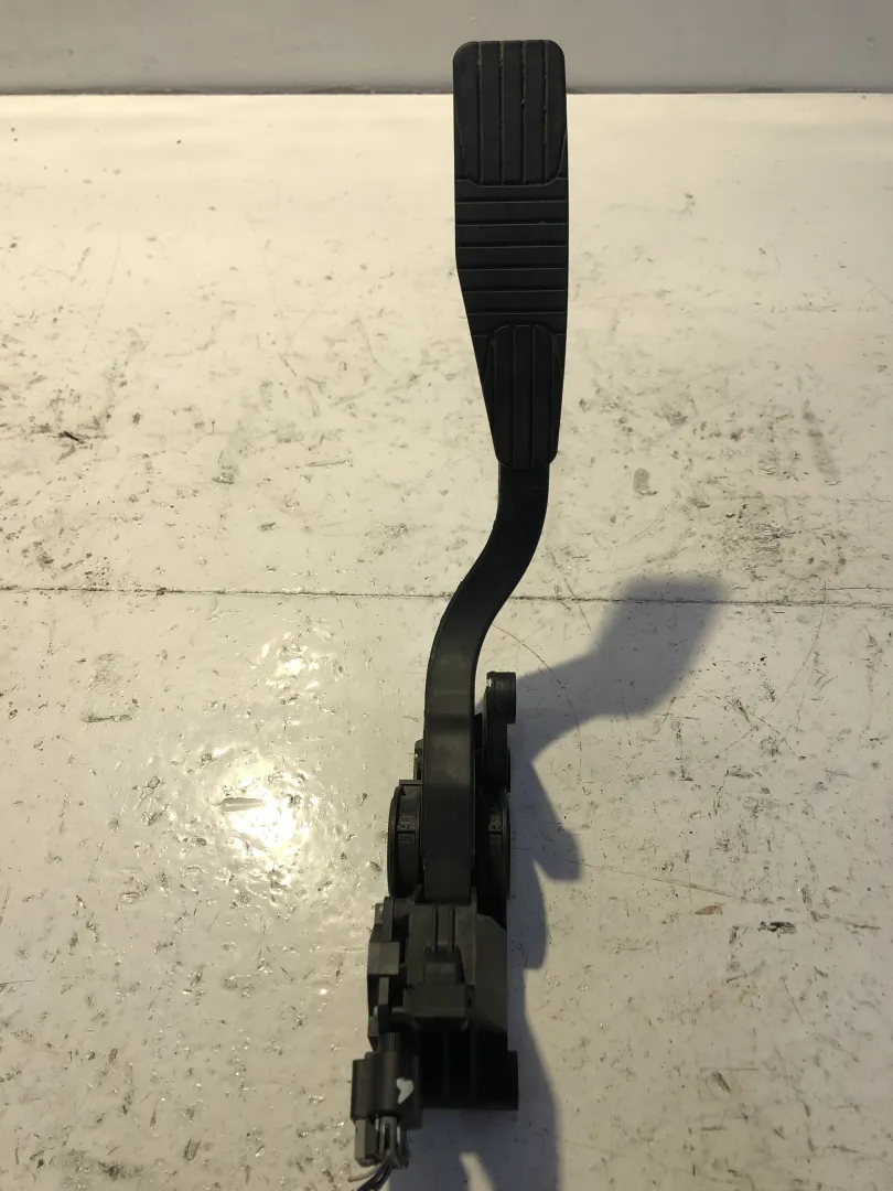 PEDALE FRIZIONE con codice 96625893 / JY.08D070049 da CHEVROLET Captiva 1Â° Serie 2200 Diesel (2010)