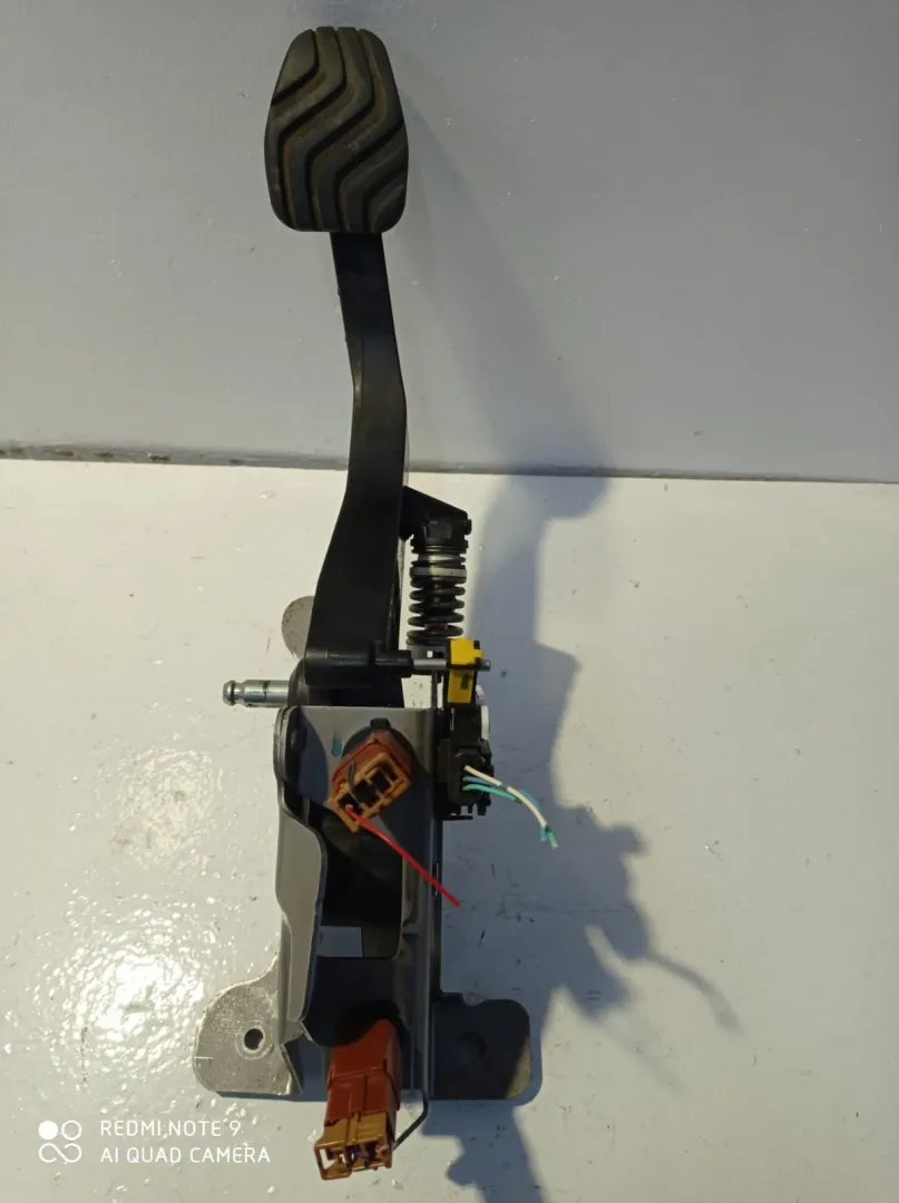 PEDALE FRIZIONE con codice 465034208R da NISSAN Qashqai Serie 1500 Diesel (2014)