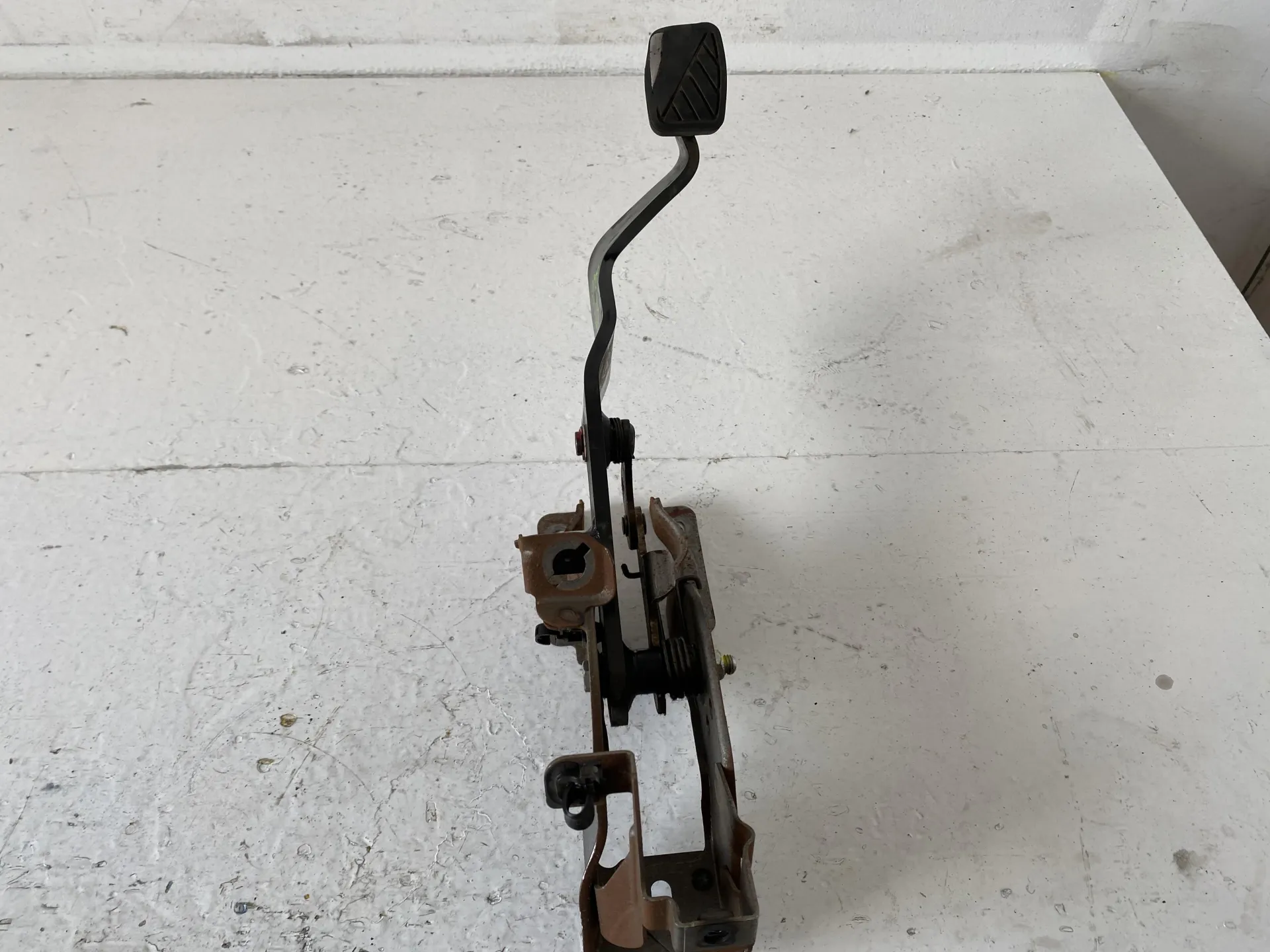 PEDALE FRIZIONE con codice 49600-68L50-000 da SUZUKI Swift 5Â° Serie (10>12) 1200 Benzina con codice motore K12B/K12B (2012)