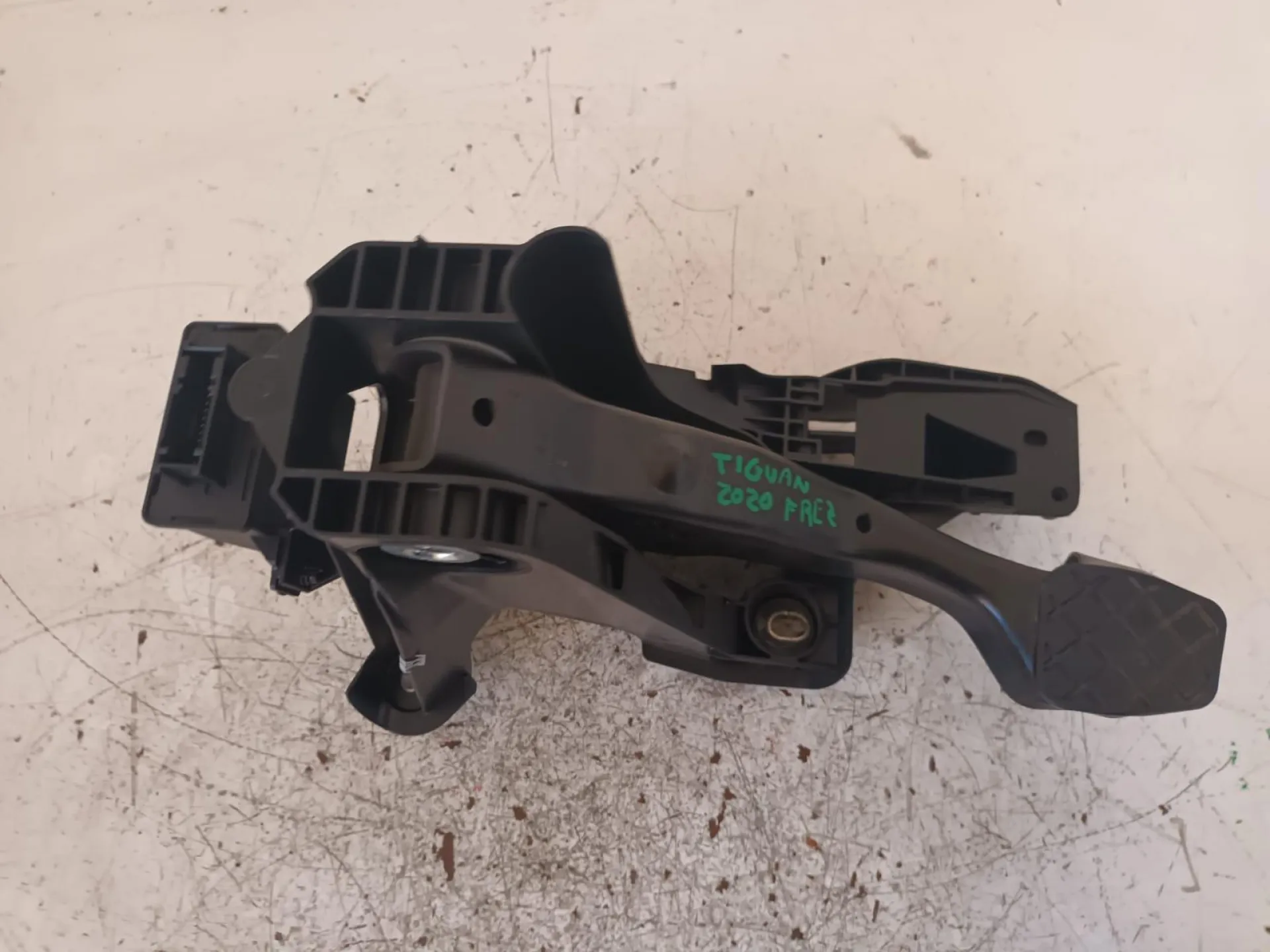PEDALE FRIZIONE con codice 5NA.945.096.C da VOLKSWAGEN Tiguan Serie 2000 Diesel con codice motore DFG/DFG (2020)