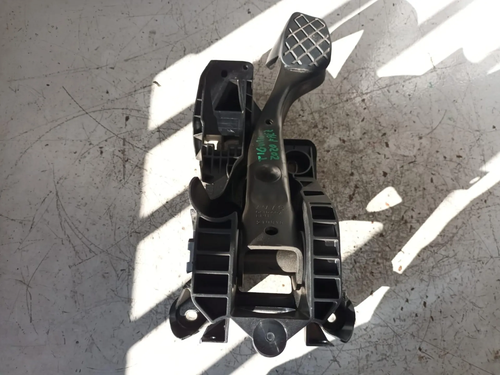 PEDALE FRIZIONE con codice 5Q1721058 da VOLKSWAGEN Tiguan Serie 2000 Diesel con codice motore DFG/DFG (2020)