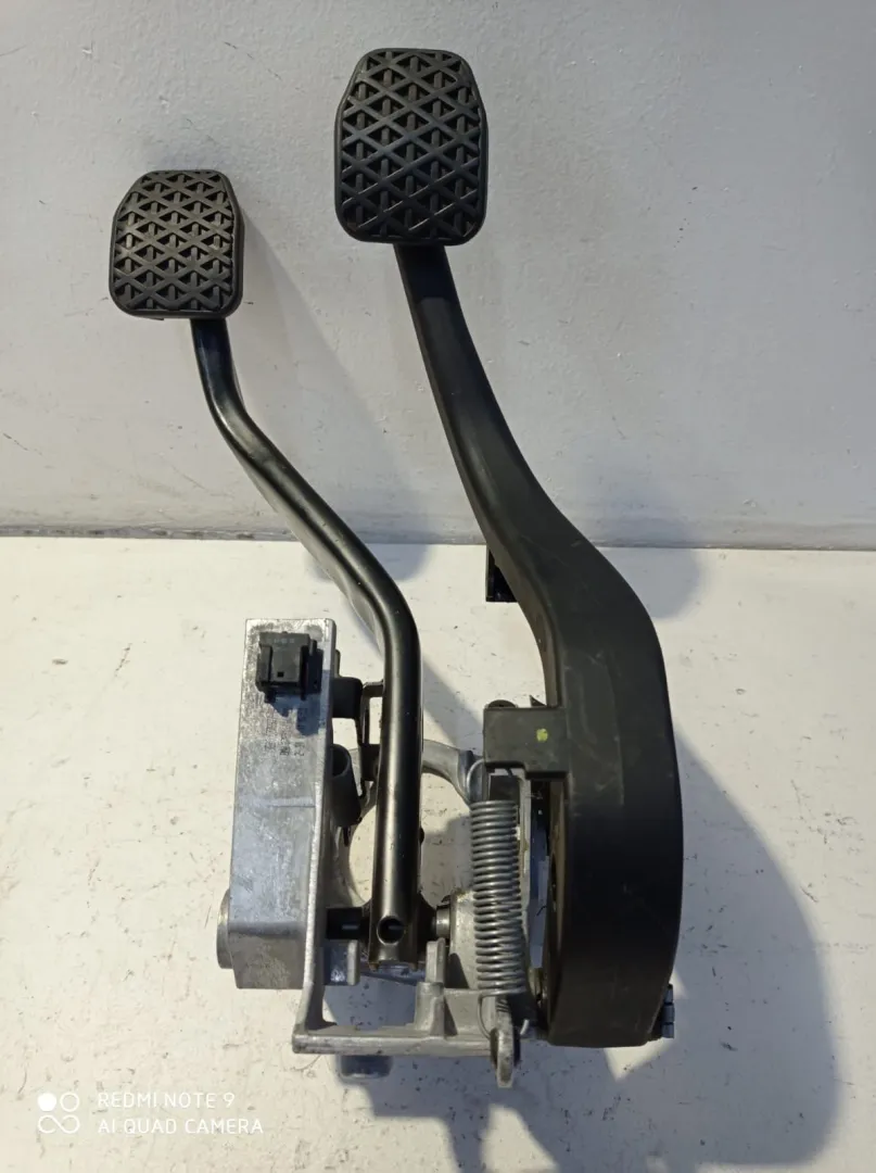PEDALIERA FRENO + FRIZIONE con codice 42322403 da BMW Serie 1 Serie (E87) (07>) Diesel (2008)