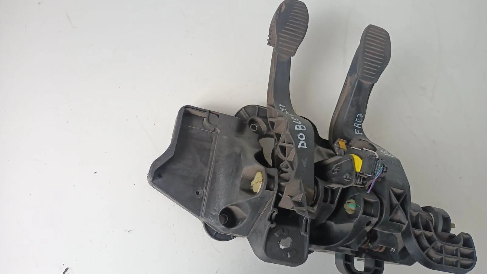 PEDALIERA FRENO + FRIZIONE con codice T244 0518228340E da FIAT DoblÃ² Serie (09>) 1300 Diesel 66 con codice motore 263A2000/263A2000 (2014)