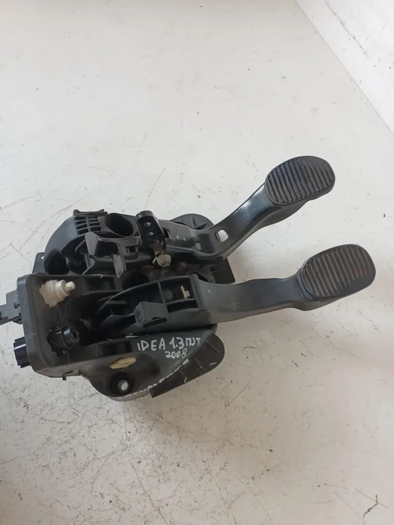 PEDALIERA FRENO + FRIZIONE con codice 3808430008 da FIAT Idea 3Â° Serie 1300 Diesel (2008)