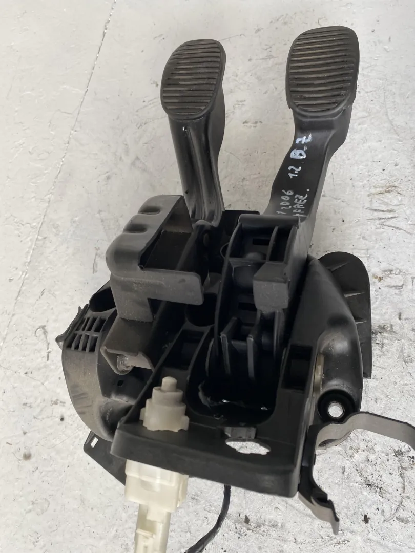 PEDALIERA FRENO + FRIZIONE con codice 3808430008 da LANCIA Ypsilon 1Â° Serie 1200 Benzina (2006)