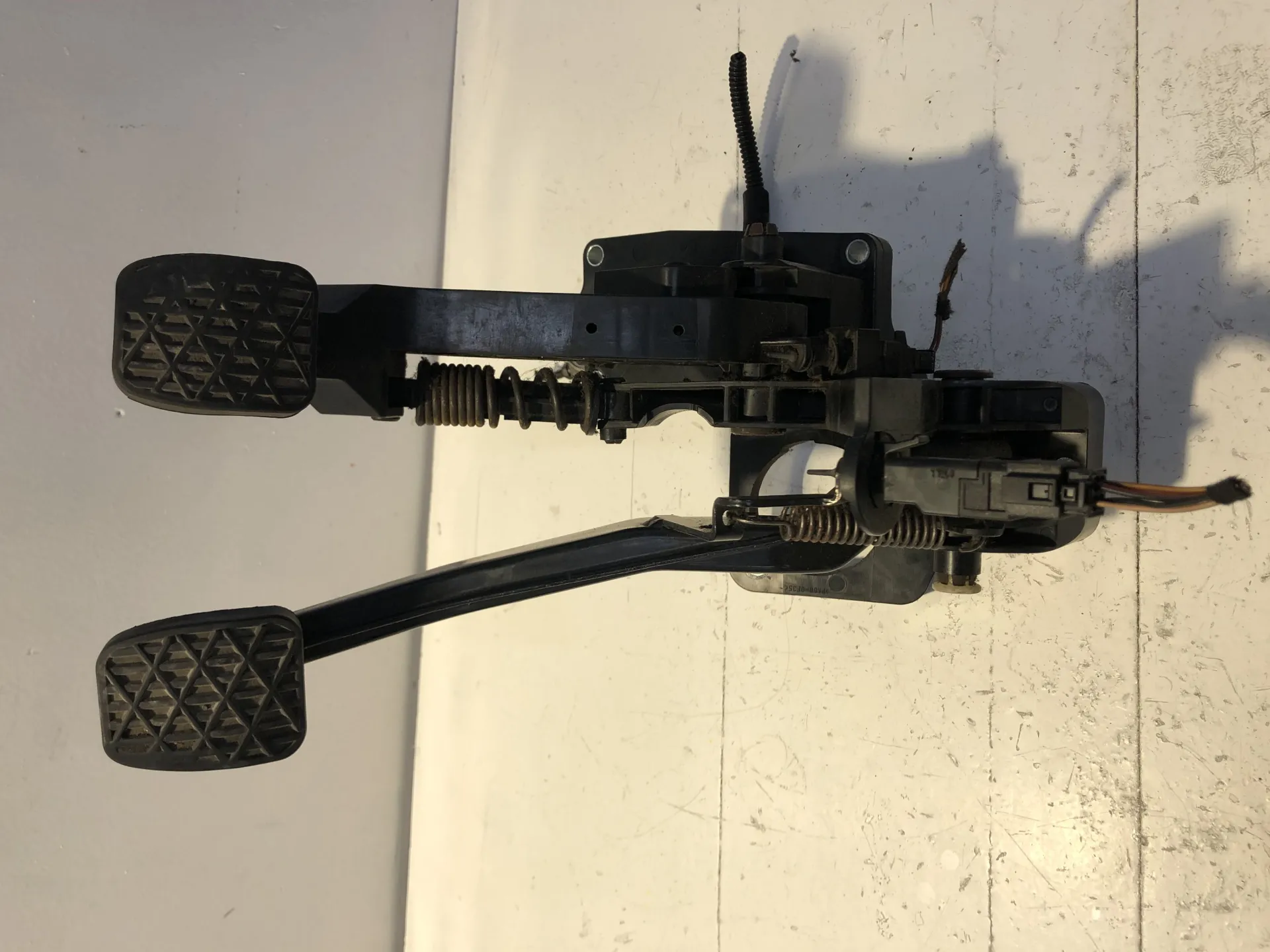 PEDALIERA FRENO + FRIZIONE con codice A1692900901 / 4010047A / 4718774 da MERCEDES Classe B W245 1Â° Serie 2000 Diesel (2008)