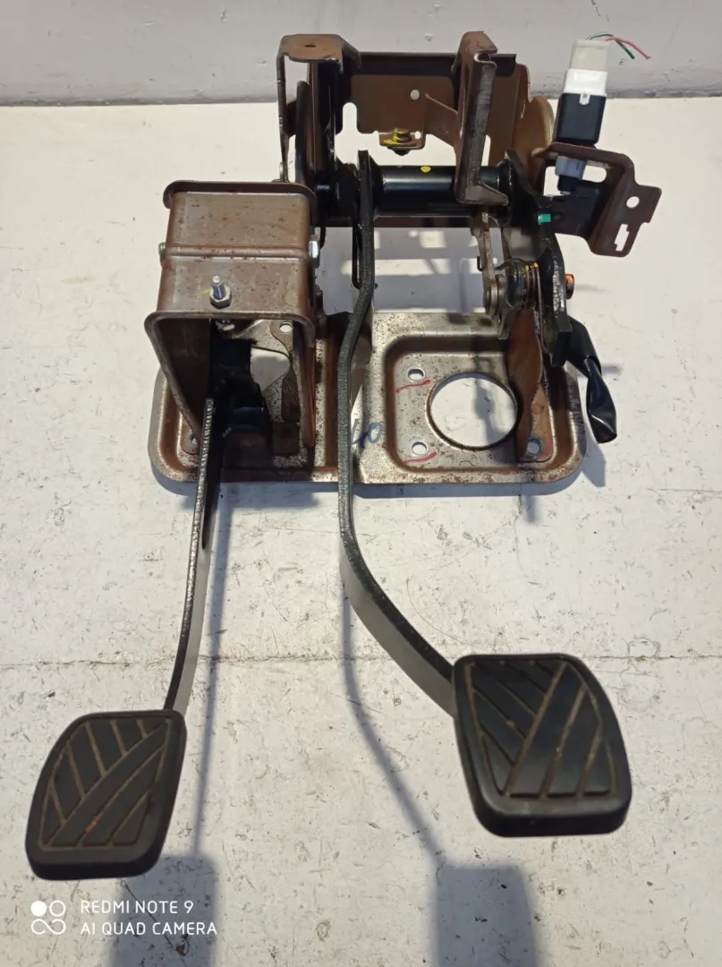 PEDALIERA FRENO + FRIZIONE con codice 460051K50 da OPEL Agila B 1200 Benzina (2013)