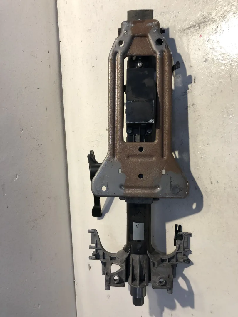 PIANTONE STERZO con codice LS6772273067 / 32306772273AI06 / 83140103051507 da BMW Serie 1 Serie (E87) (04>07) 2000 Diesel (2005)