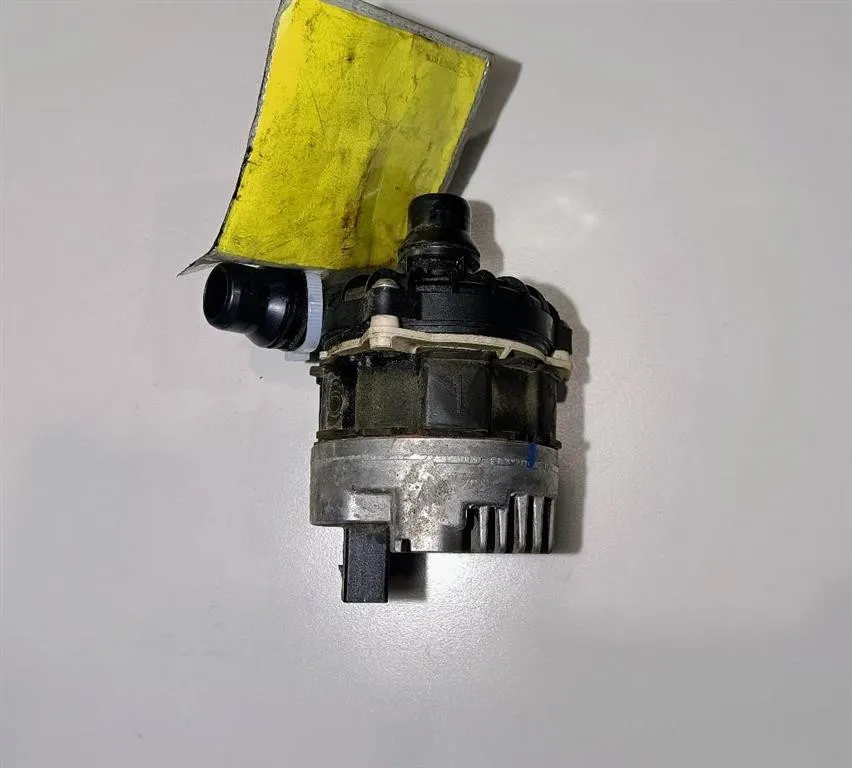 POMPA ACQUA AUSILIARIA con codice A0005003800 da MERCEDES Vito Serie (W447) (14>) 1950 diesel (2021)