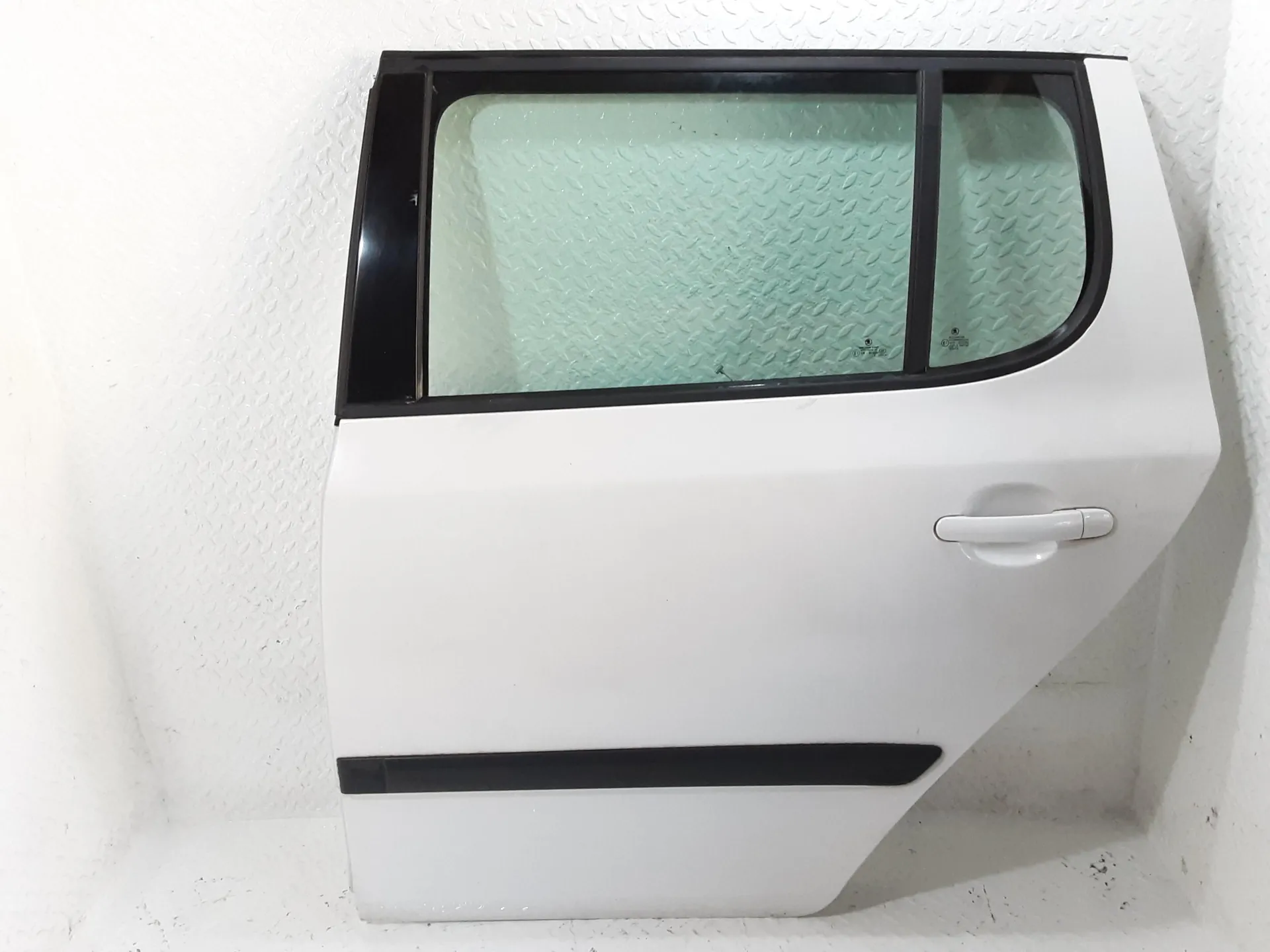PORTIERA POSTERIORE SINISTRA SKODA Fabia Berlina 2° Serie 1200 Benzina 51 kW / 70 CV con codice motore CGP/BZG, CEVA, CGPA, CHTA (2010)