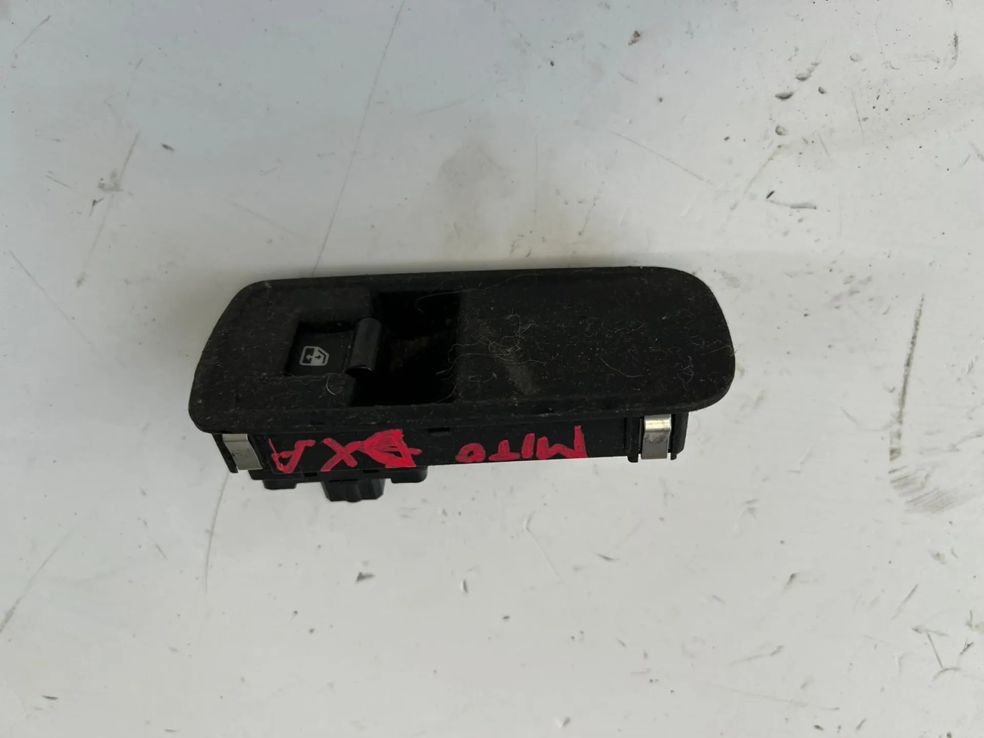 Pulsante alzavetro anteriore destro Alfa Romeo Mito 1.6 D del 2008