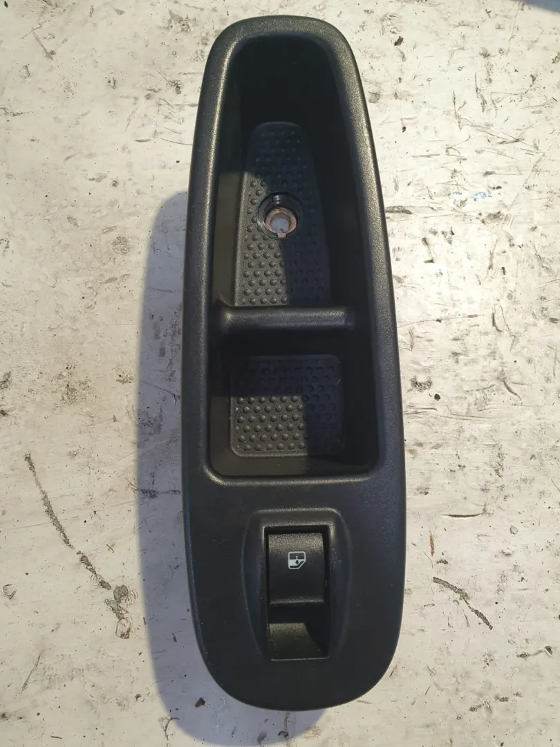 PULSANTIERA ANTERIORE DESTRA PASSEGGERO con codice 7356631960 / 021918SS da FIAT 500 L Serie (351_352) (12>) Benzina (2016)