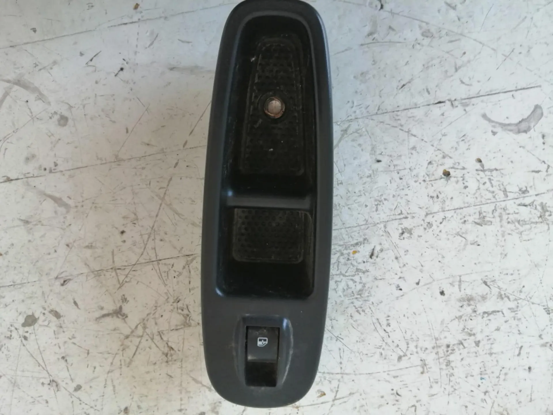 PULSANTIERA ANTERIORE DESTRA PASSEGGERO con codice 735600120 da FIAT 500 L Serie (351_352) (12>) Benzina (2015)