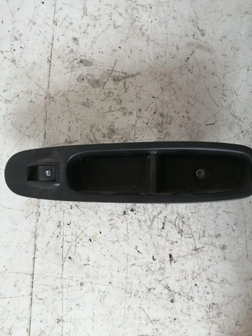 PULSANTIERA ANTERIORE DESTRA PASSEGGERO con codice 06415A693 da LANCIA Ypsilon 4Â° Serie Diesel (2013)