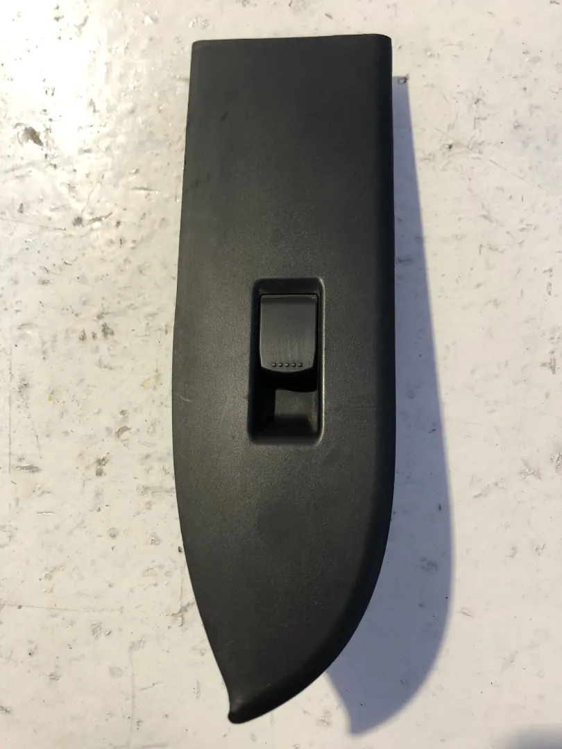 PULSANTIERA ANTERIORE DESTRA PASSEGGERO con codice 8373765J05 da SUZUKI Grand Vitara JB Benzina (2008)
