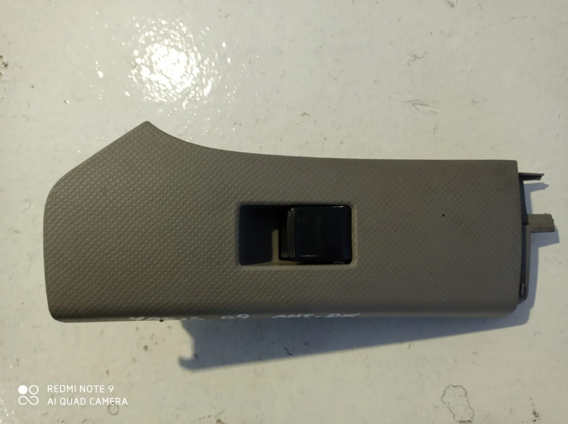 PULSANTIERA ANTERIORE DESTRA PASSEGGERO con codice 742310D090 da TOYOTA Yaris Serie (08>11) 1300 Diesel (2009)