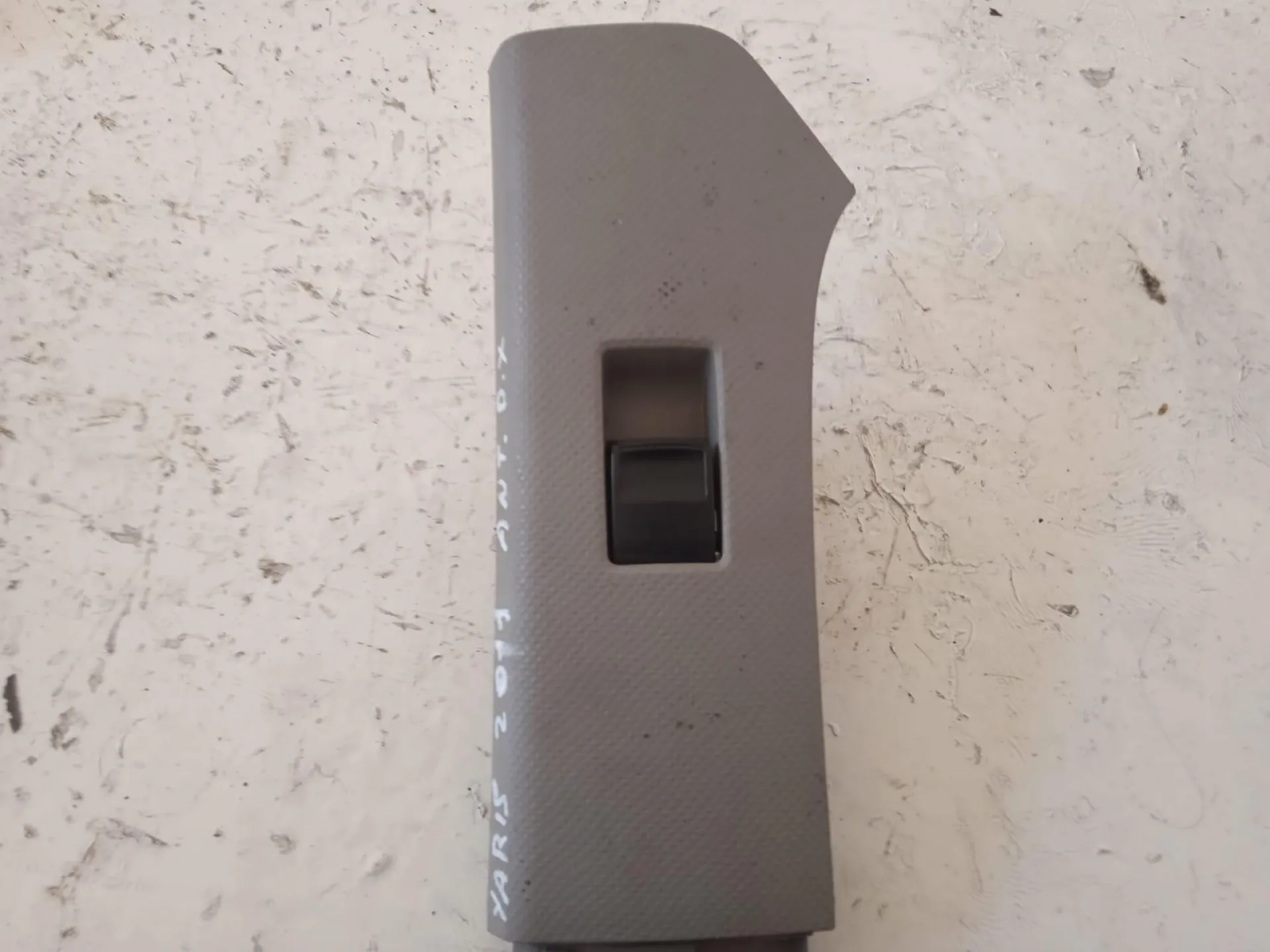 PULSANTIERA ANTERIORE DESTRA PASSEGGERO con codice 7423100090 da TOYOTA Yaris Serie (11>13) 1400 Diesel (2011)