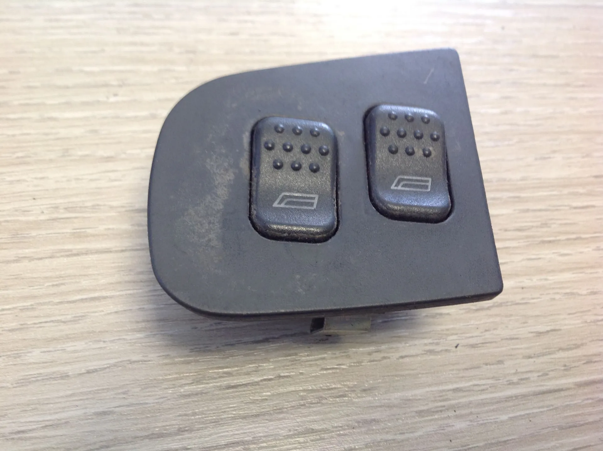 PULSANTIERA ANTERIORE SINISTRA GUIDA con codice 153049000 da ALFA ROMEO 146 Serie (930_) (94>99) Benzina