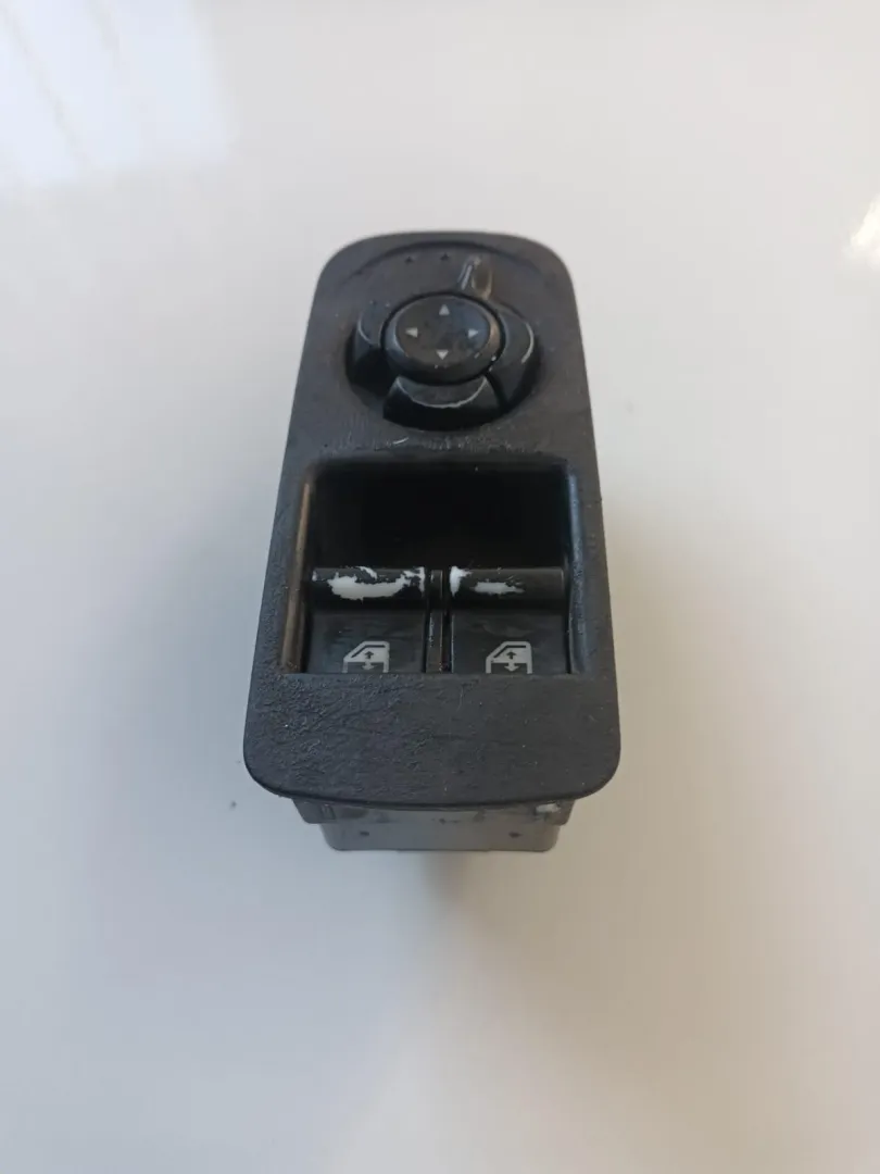 PULSANTIERA ANTERIORE SINISTRA GUIDA con codice 01560851700 da ALFA ROMEO Mito Serie (955_) (08>) Diesel (2010)