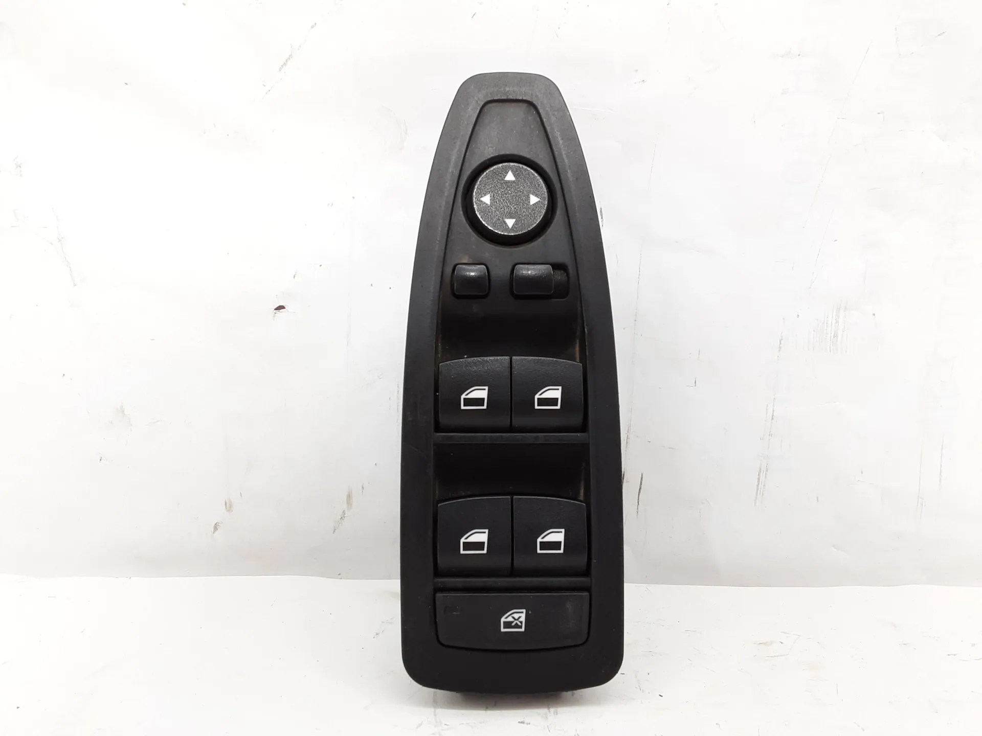 PULSANTIERA ANTERIORE SINISTRA con codice 920811102 da GUIDA BMW Serie 1 F20 (11>19) 2000 Diesel 135 kW / 184 CV con codice motore N47D20C/N47 D20 C (2013)