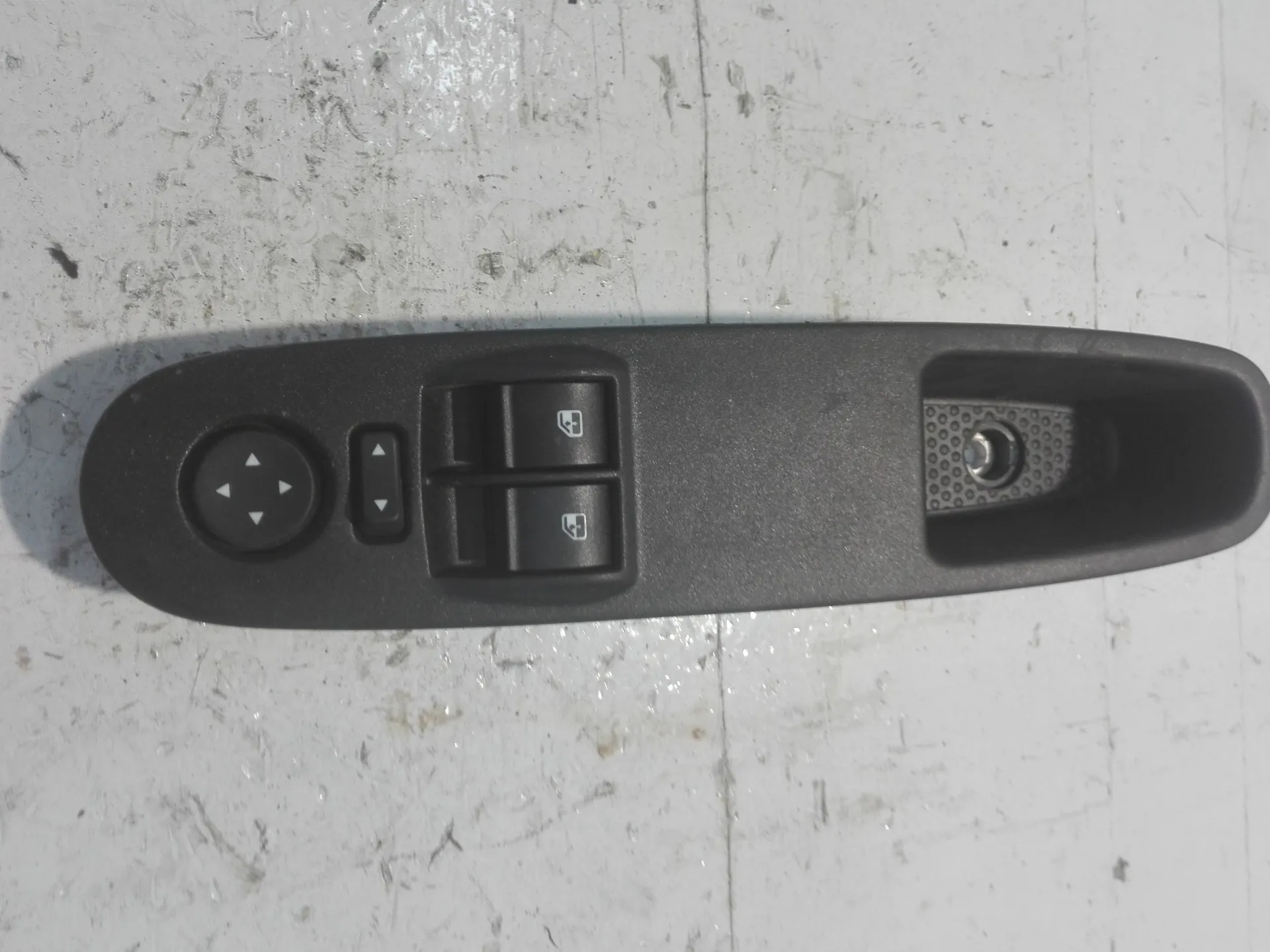 PULSANTIERA ANTERIORE SINISTRA GUIDA con codice 735531345 da LANCIA Ypsilon 4Â° Serie 1300 Diesel (2018)