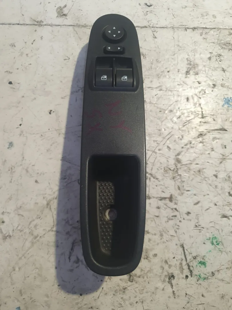 PULSANTIERA ANTERIORE SINISTRA GUIDA con codice 735531345 da LANCIA Ypsilon 4Â° Serie Diesel (2015)