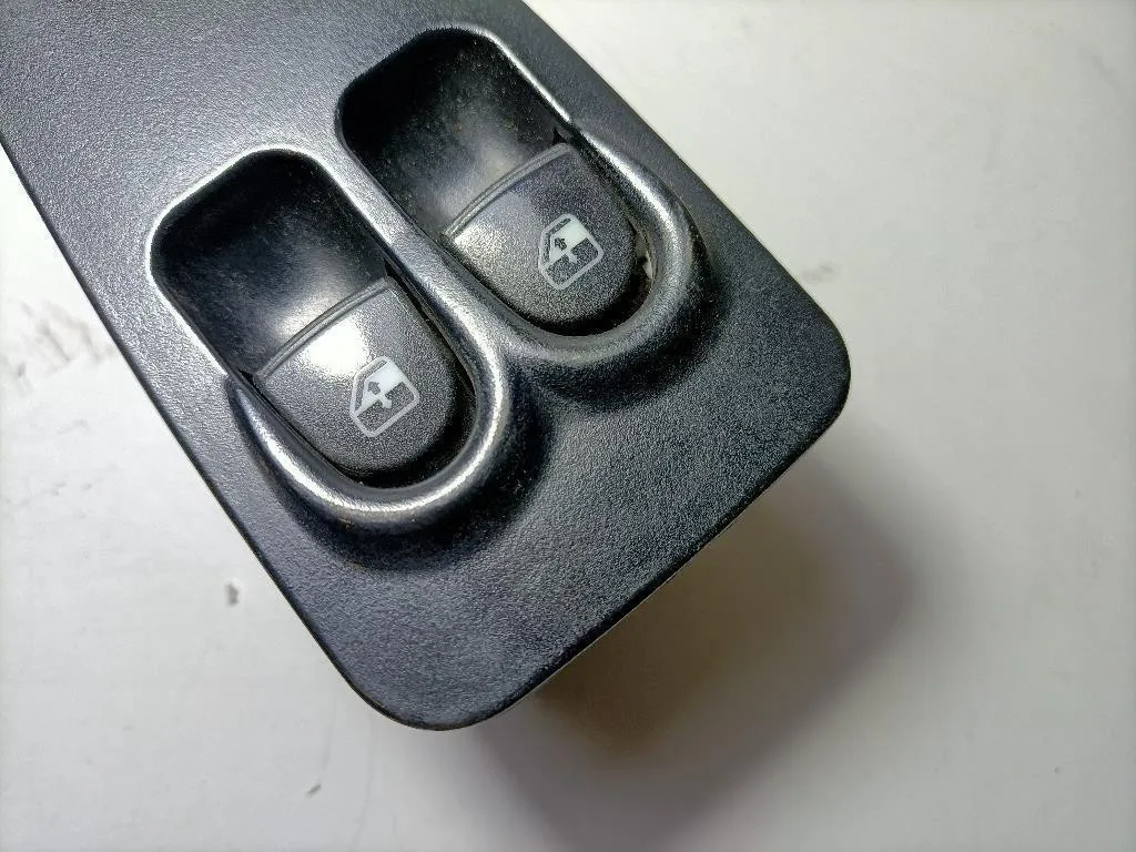 PULSANTIERA ANTERIORE SINISTRA GUIDA con codice 735360604 da LANCIA Ypsilon 1Â° Serie 1368 benzina (2004)
