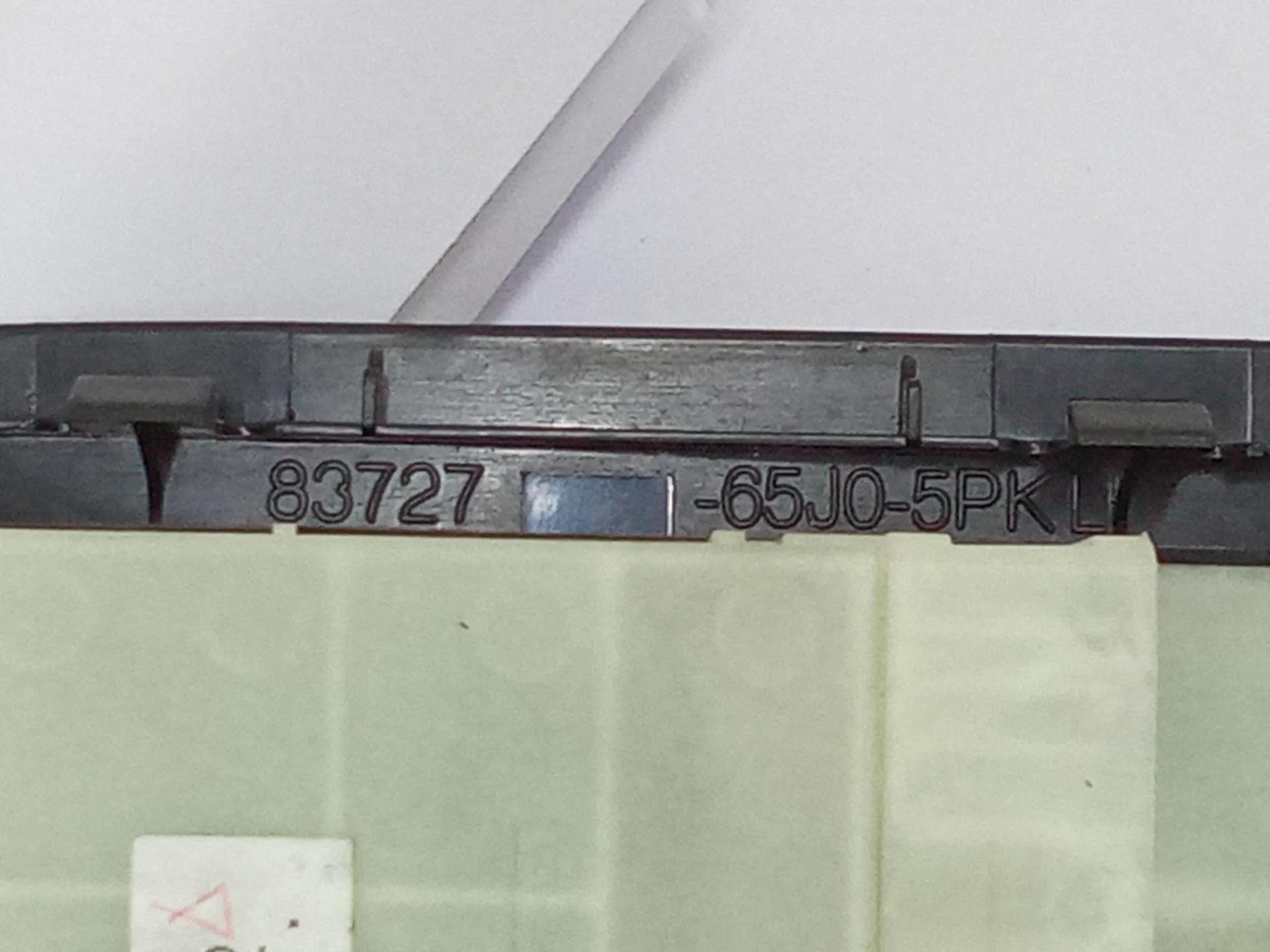 PULSANTIERA ANTERIORE SINISTRA GUIDA con codice 83727-65j0 da SUZUKI Grand Vitara JB Benzina (2006)