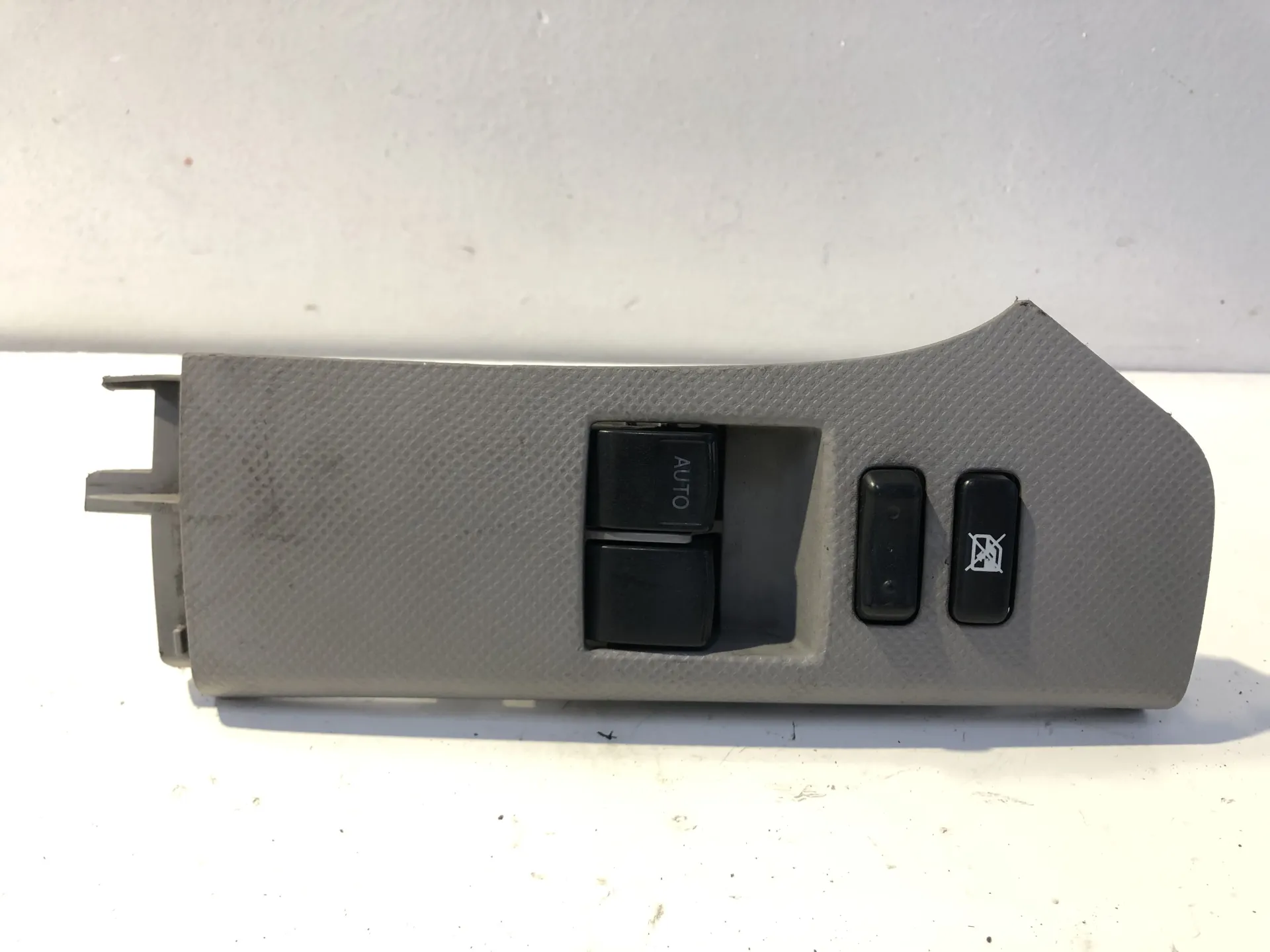 PULSANTIERA ANTERIORE SINISTRA GUIDA con codice 7423200110 da TOYOTA Yaris Serie (08>11) 1400 Diesel (2009)