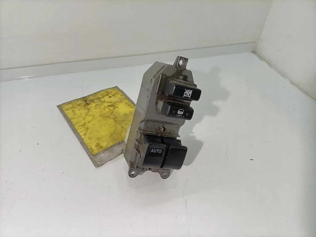PULSANTIERA ANTERIORE SINISTRA GUIDA con codice 848200D100 da TOYOTA Yaris Serie (05>08) 998 benzina (2005)