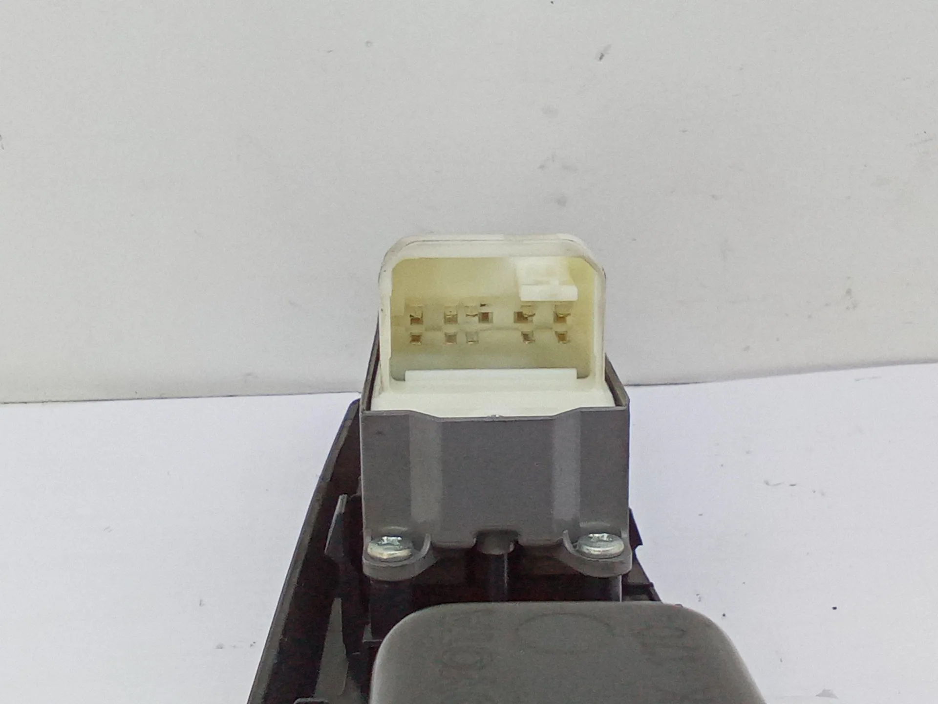 PULSANTIERA ANTERIORE SINISTRA GUIDA con codice 74232-0d330 da TOYOTA Yaris Serie (05>08) Benzina (2007)