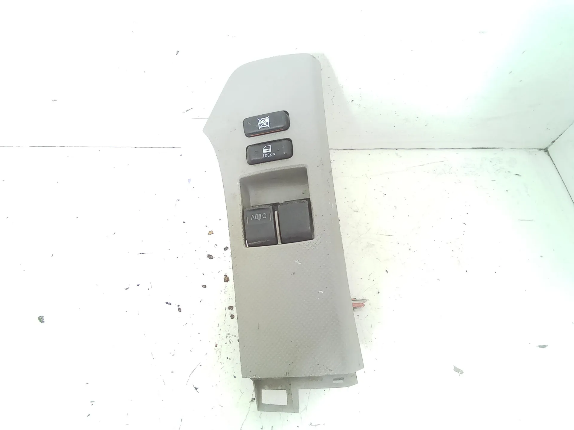 PULSANTIERA ANTERIORE SINISTRA GUIDA con codice 74232-52250 da TOYOTA Yaris Serie (05>08) 1000 Benzina 50 (2006)
