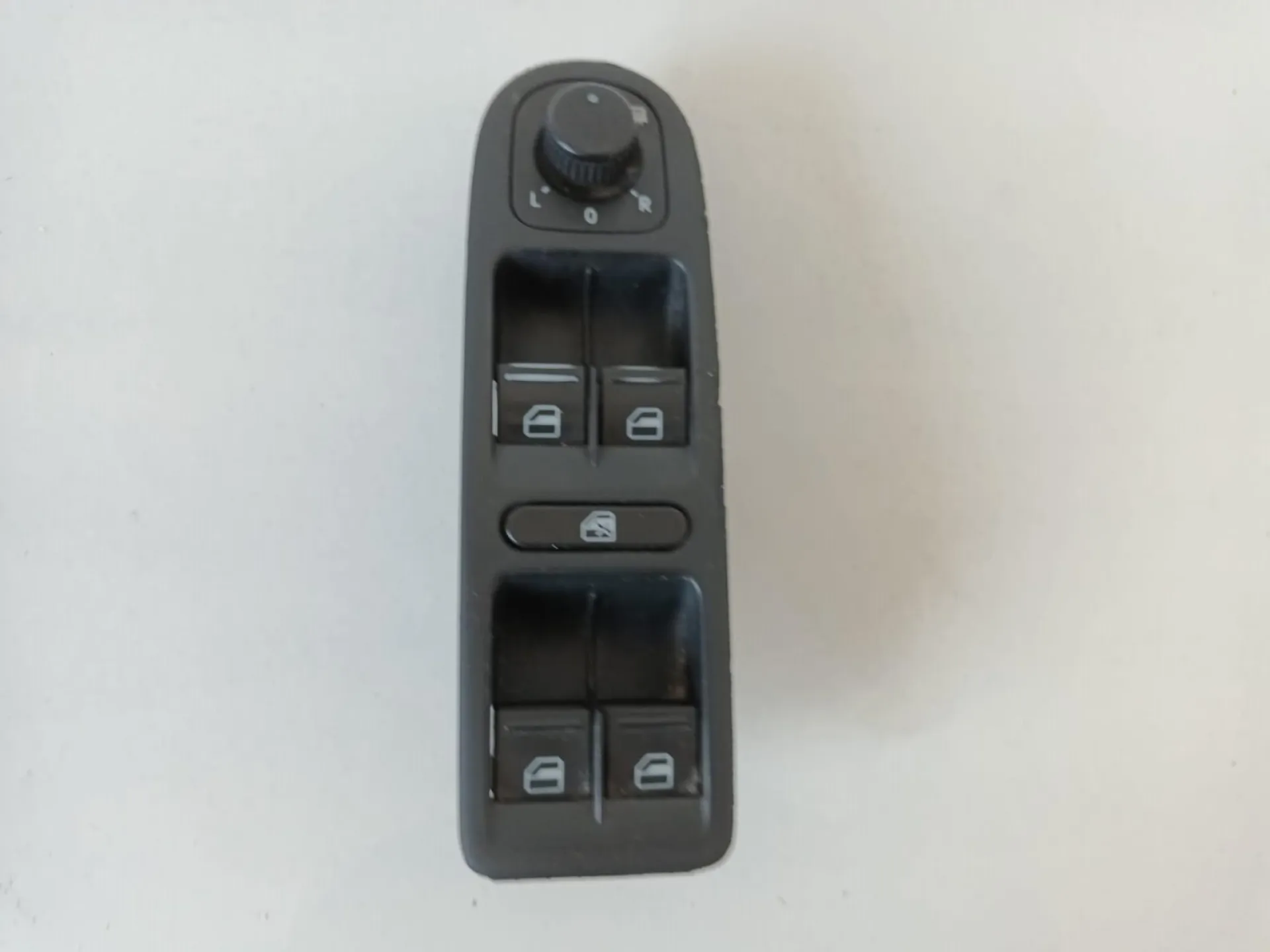 PULSANTIERA ANTERIORE SINISTRA GUIDA con codice 5K0.867.255.A da VOLKSWAGEN Golf 6 Berlina (08>12) 1600 Diesel (2011)