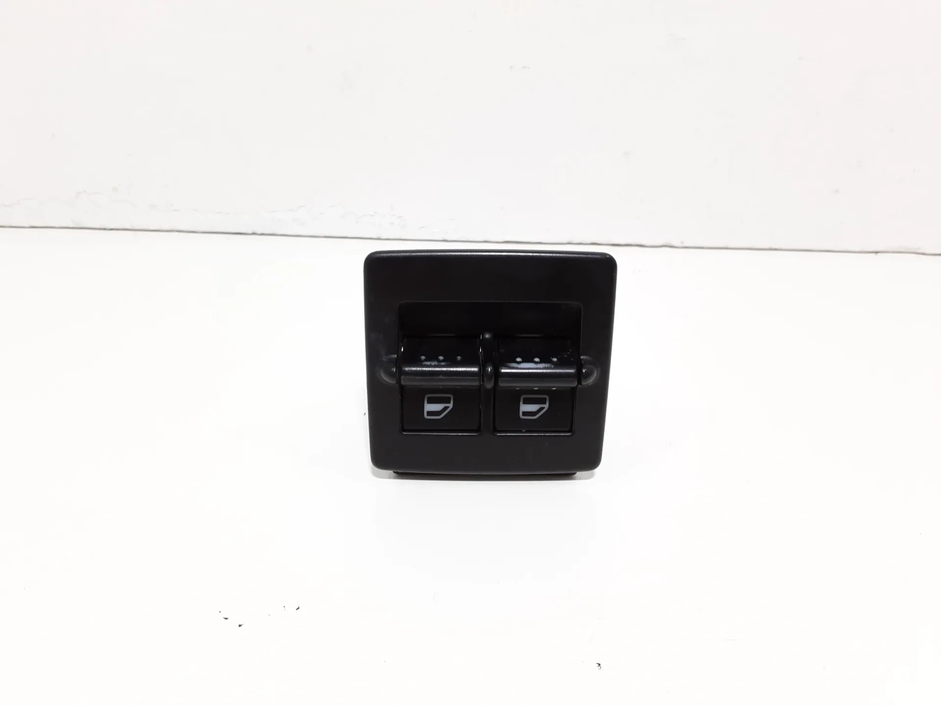 PULSANTIERA ANTERIORE SINISTRA con codice 1C0959527 da GUIDA VOLKSWAGEN New Beetle 1° Serie Benzina