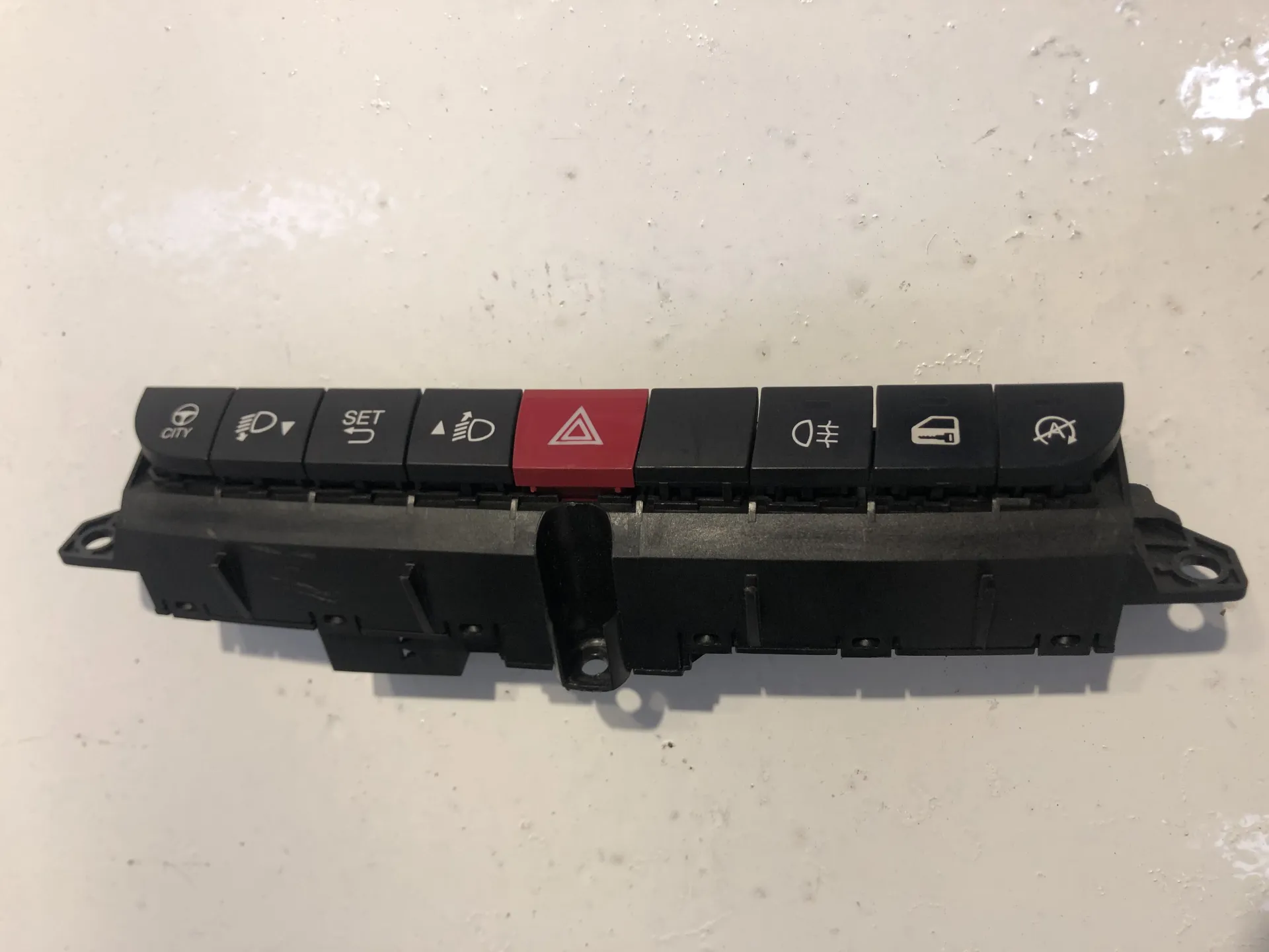 PULSANTIERA CENTRALE con codice 735571360 / F330204201 da FIAT 500 L Serie (351_352) (12>) 1600 Diesel (2017)