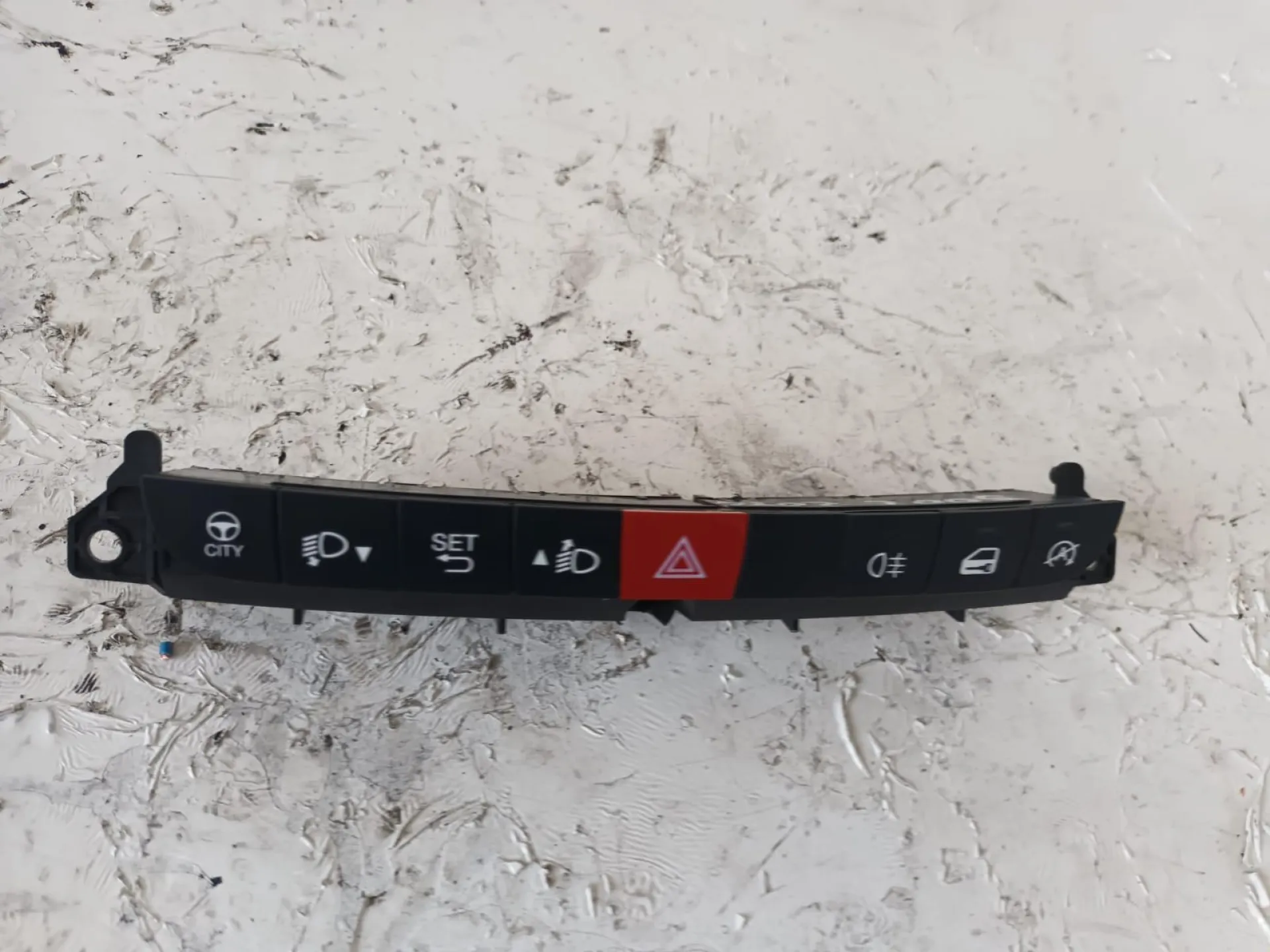 PULSANTIERA CENTRALE con codice 735590808 da FIAT 500 L Serie (351_352) (12>) Diesel con codice motore 199B4000 (2014)
