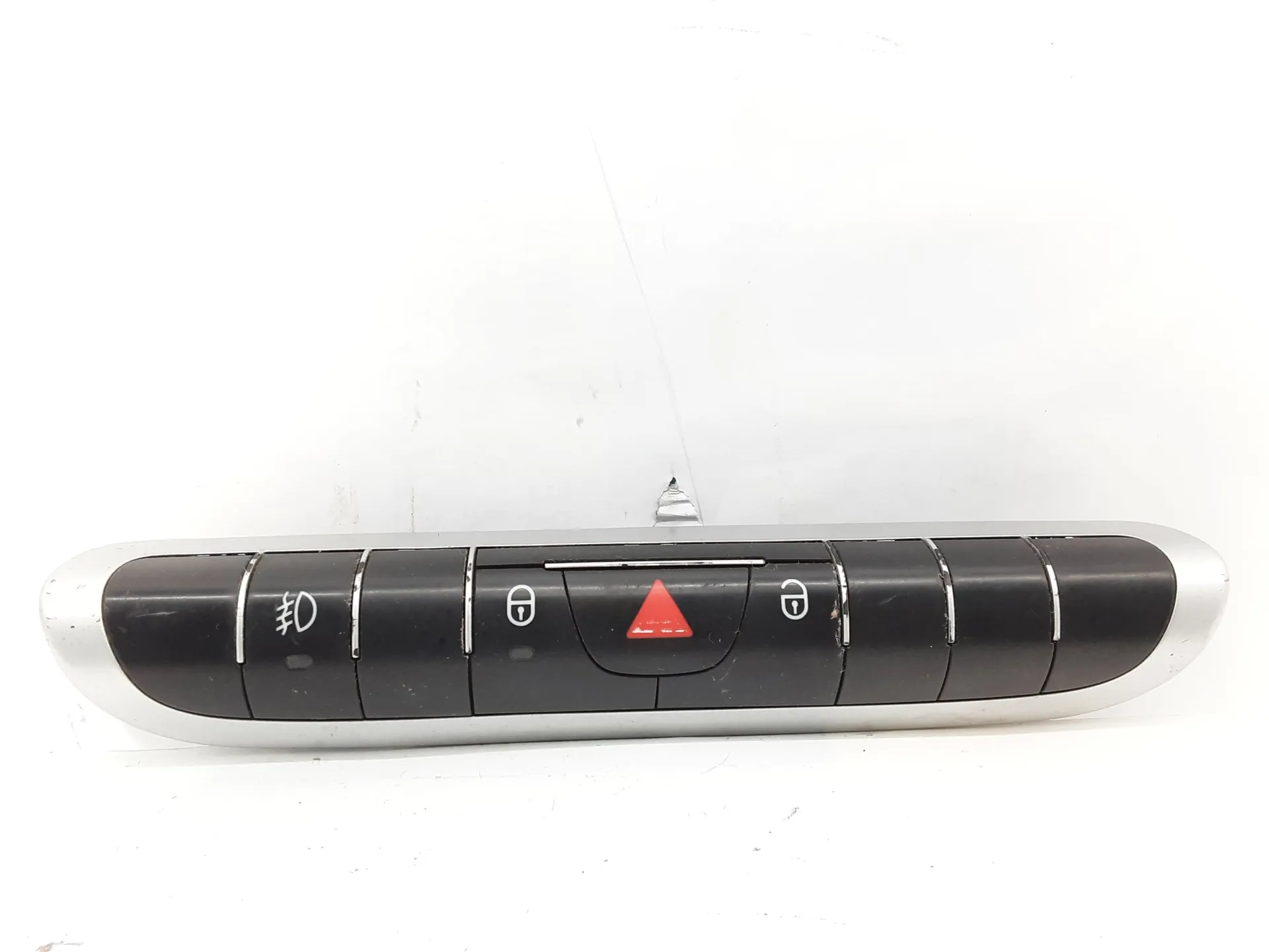 PULSANTIERA CENTRALE con codice A4518206710004 da SMART Fortwo Coupé 3° Serie (w 451) 1000 Benzina 52 kW / 71 CV con codice motore 3B21/M 132.910 (2010)