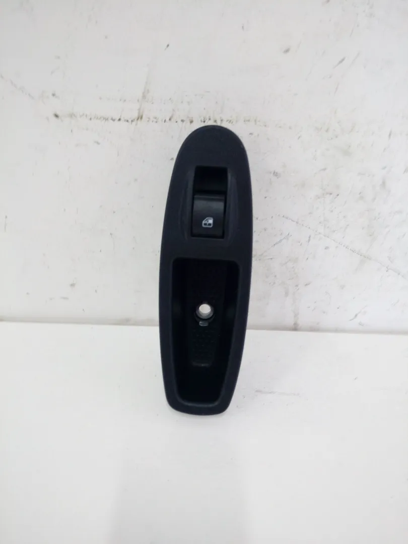 PULSANTIERA POSTERIORE SINISTRA con codice 735531348 da LANCIA Ypsilon 4Â° Serie Diesel (2011)