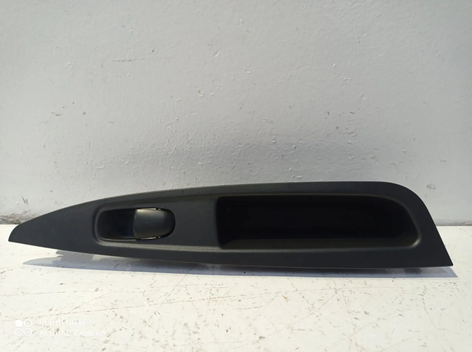 PULSANTIERA POSTERIORE SINISTRA con codice 829614EA0AX da NISSAN Qashqai 2Â° Serie 1500 Diesel (2013)