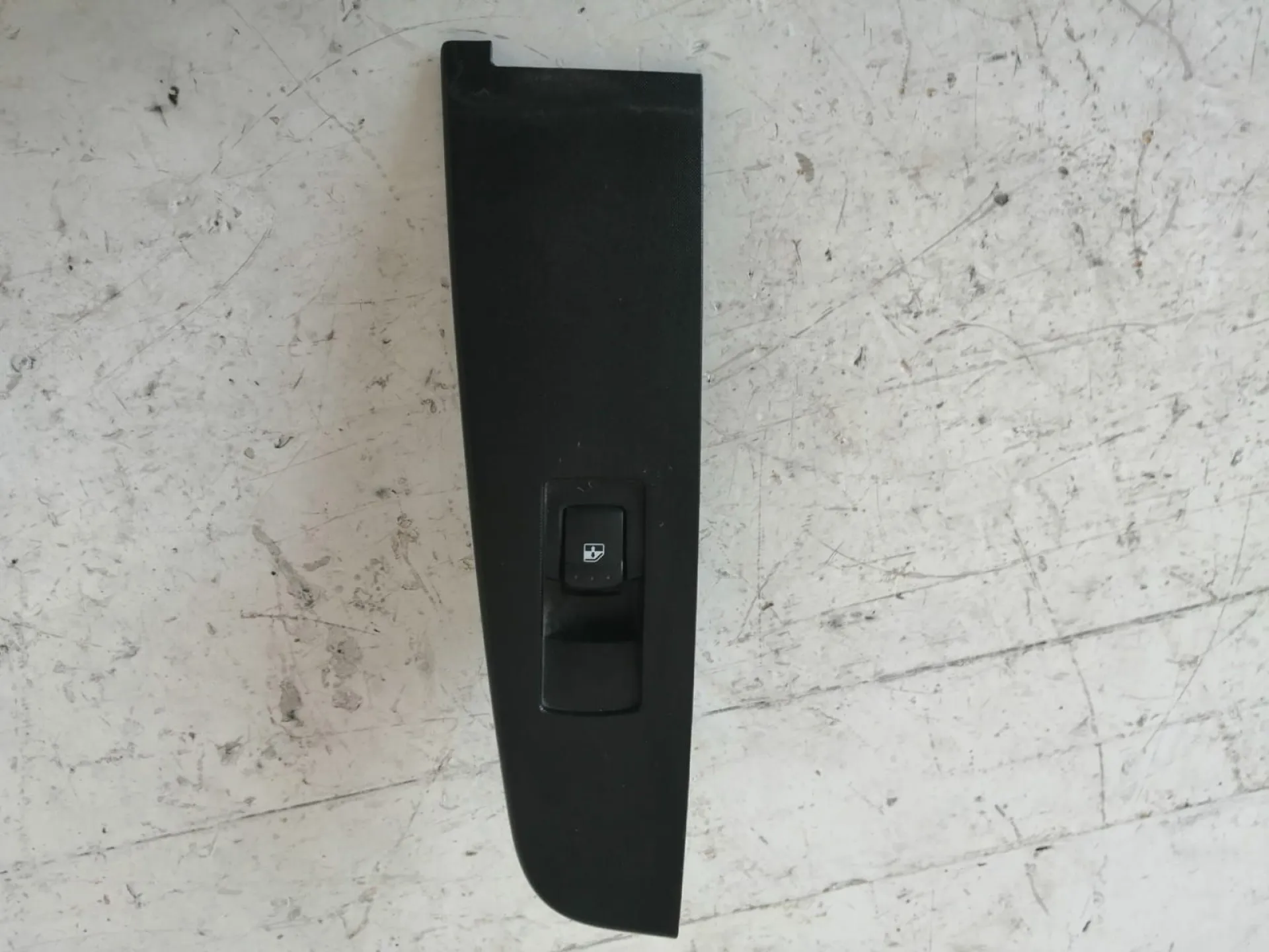 PULSANTIERA POSTERIORE SINISTRA con codice 7325009000 da SSANGYONG Actyon 1Â° Serie 2000 Diesel (2009)