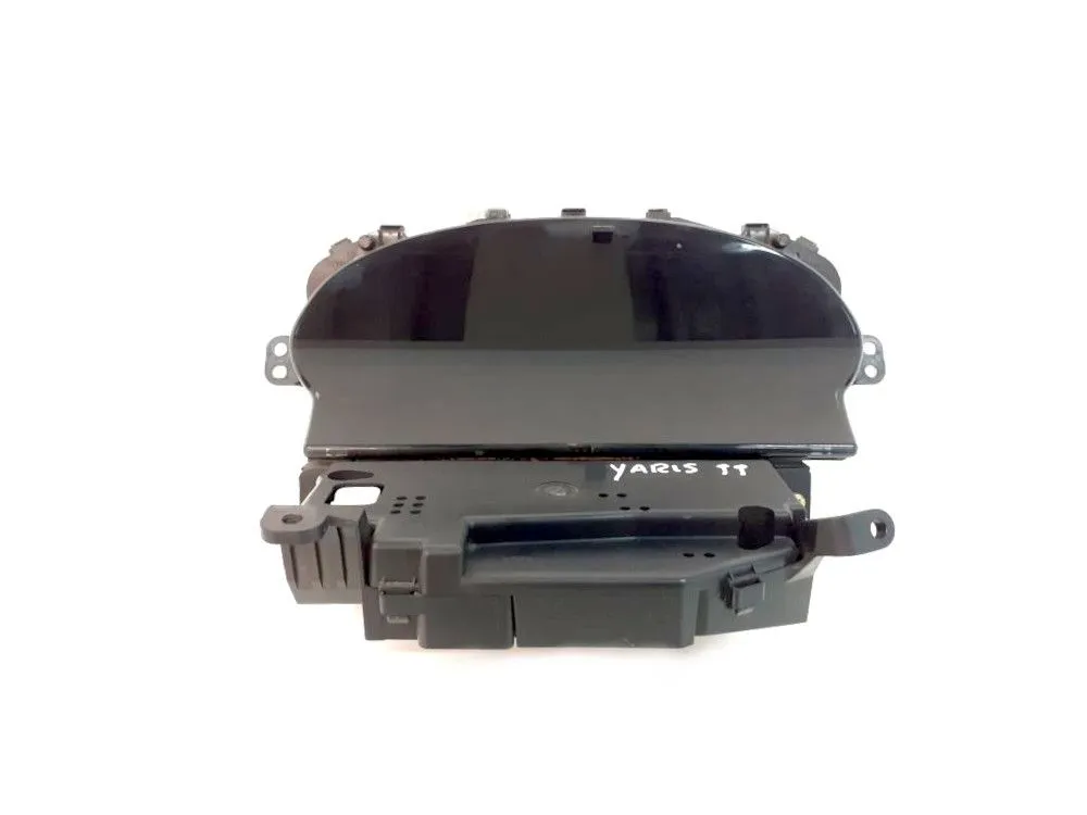 QUADRO STRUMENTI con codice 8380052610 da TOYOTA Yaris Serie (99>03) 1300 Benzina 63 (1999)