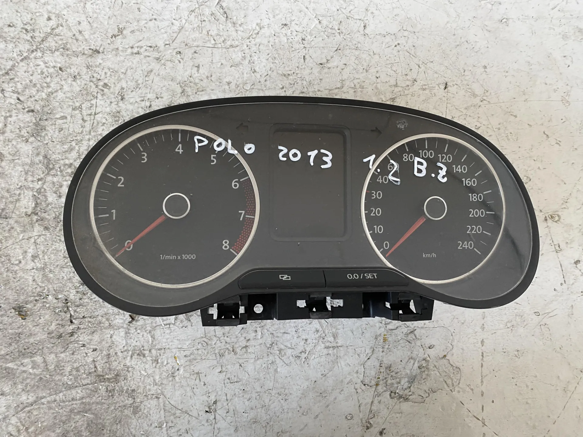 QUADRO STRUMENTI con codice 6R0920860B da VOLKSWAGEN Polo 5Â° Serie 1200 Benzina (2013)
