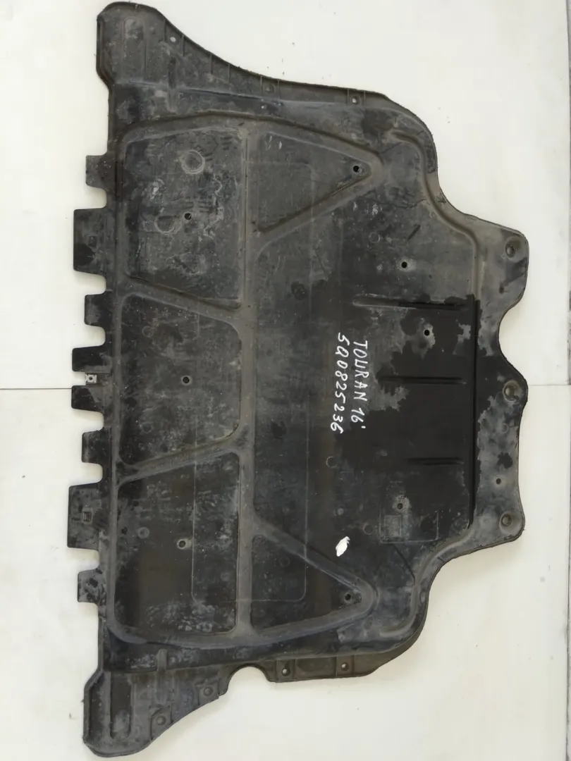 Riparo sotto motore Volkswagen Touran del 2016 CODICE RICAMBIO : 5Q0825236