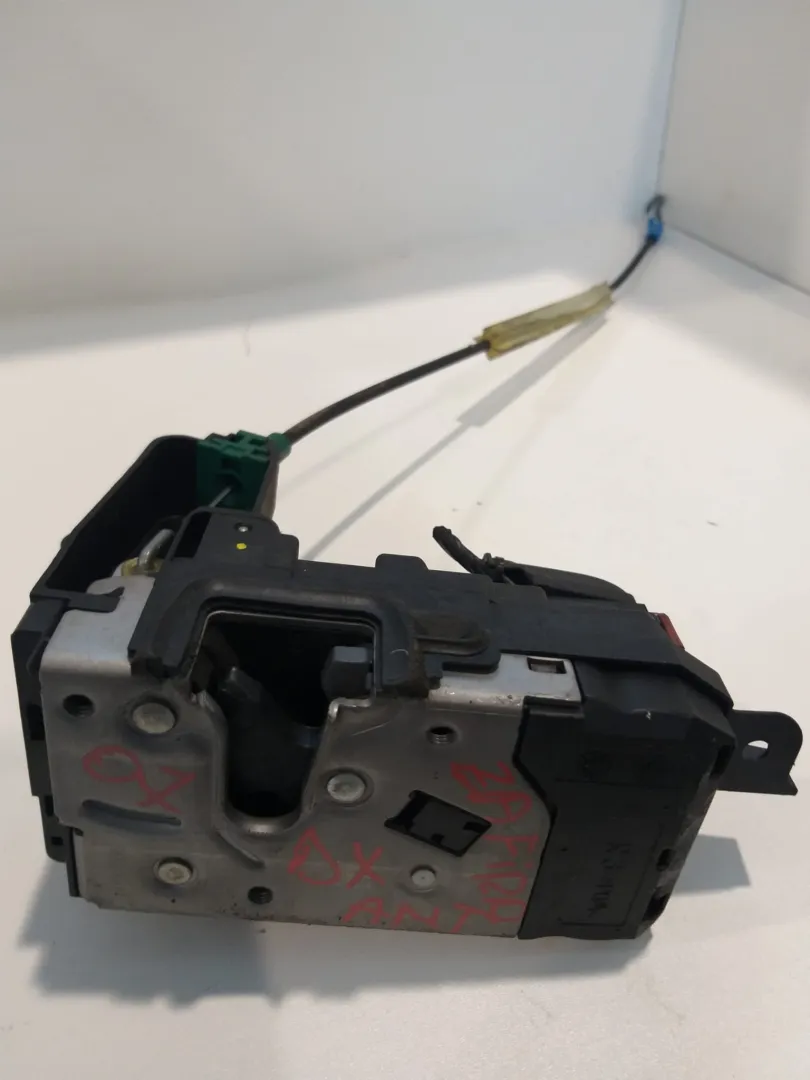 Serratura anteriore destra Opel Zafira B del 2007 1.6 Benzina / Metano