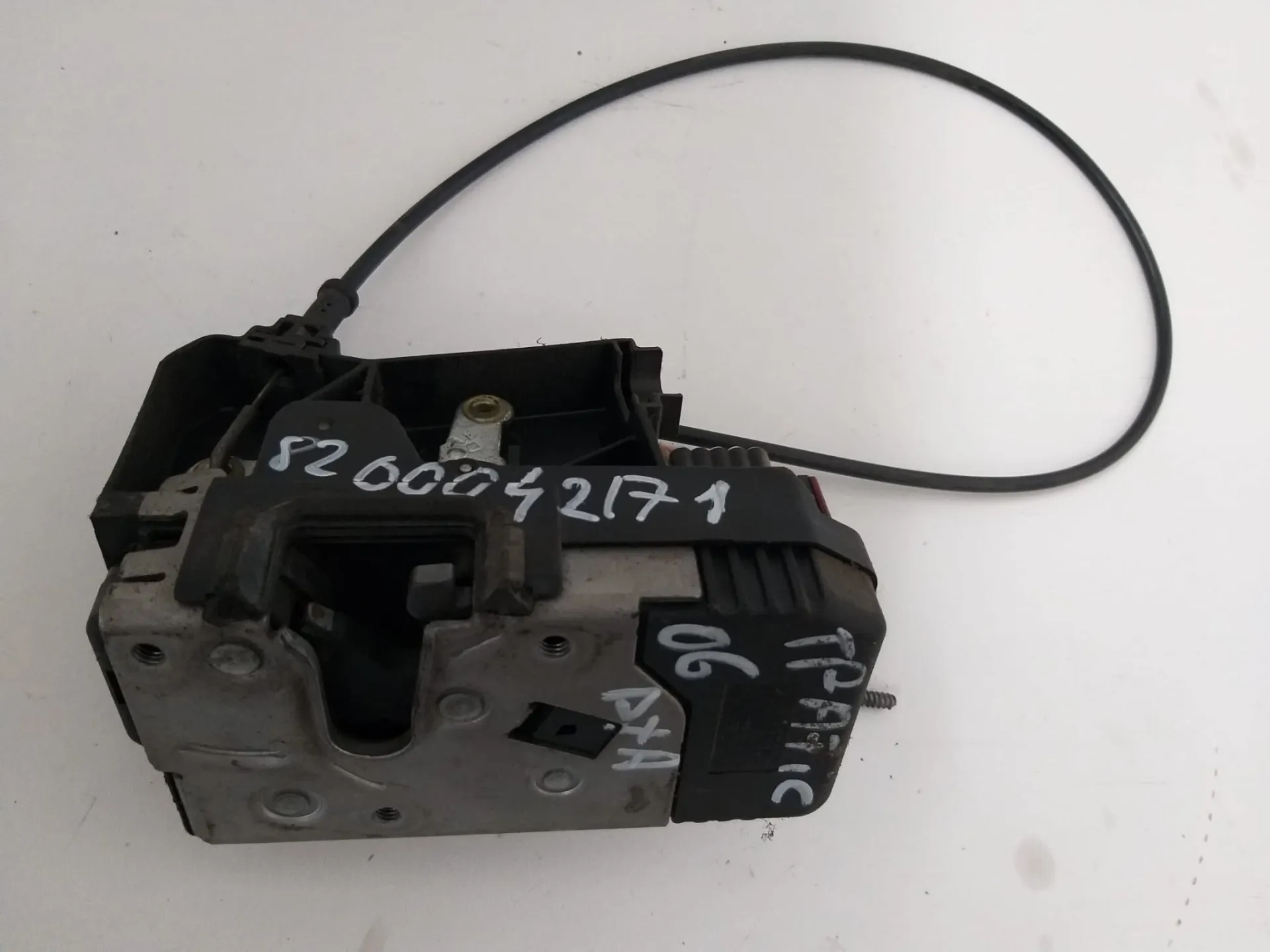 Serratura anteriore destra Renault Trafic del 2006 CODICE RICAMBIO : 8200042171