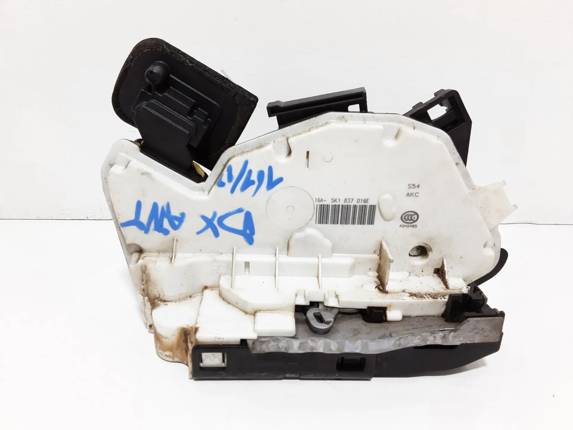 SERRATURA ANTERIORE DESTRA con codice 5K1837016E da VOLKSWAGEN Golf 7 Berlina (12>) 1200 Benzina 77 kW / 105 CV con codice motore CJZ/CJZA (2015)